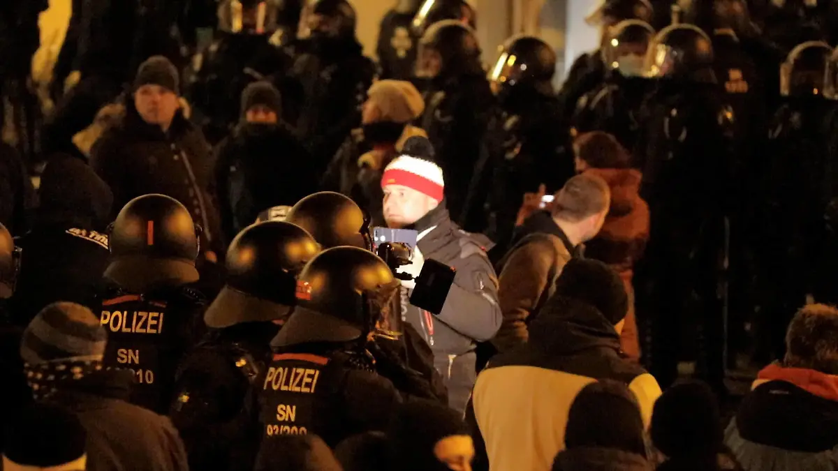  Ausschreitungen Coronaspaziergang in Bautzen. Polizei mit Flaschen und Böllern angegriffen. Polizei setzte Reizgas ein. 12 verletzte Polizeibeamte Bautzen Sachsen Deutschland *** Riots Corona walk in Bautzen Police attacked with bottles and firecrackers Police used irritant gas 12 injured police officers Bautzen Saxony Germany