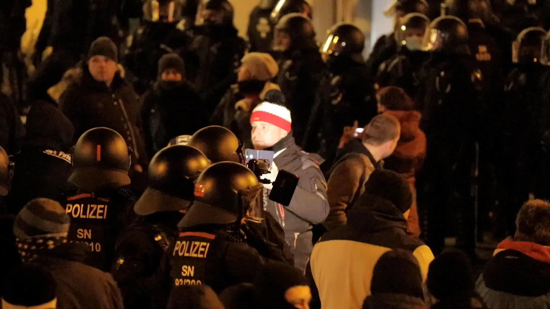  Ausschreitungen Coronaspaziergang in Bautzen. Polizei mit Flaschen und Böllern angegriffen. Polizei setzte Reizgas ein. 12 verletzte Polizeibeamte Bautzen Sachsen Deutschland *** Riots Corona walk in Bautzen Police attacked with bottles and firecrackers Police used irritant gas 12 injured police officers Bautzen Saxony Germany