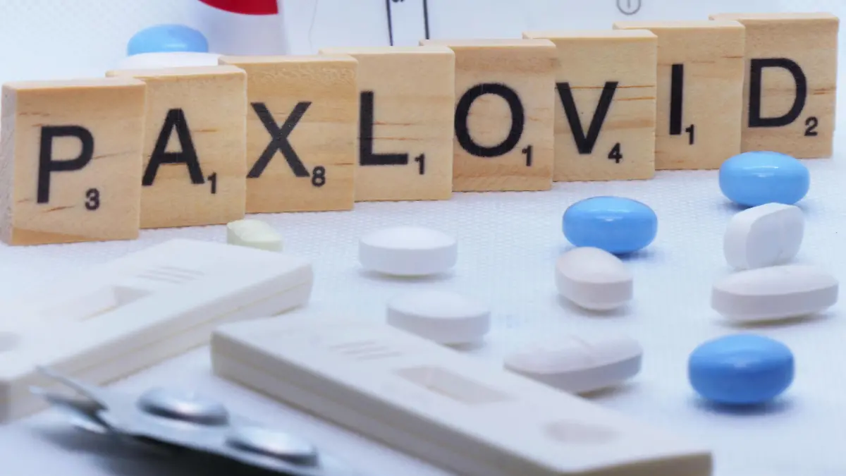 Symbolbild Paxlovid mit Buchstaben und mit Pillen. Paxlovid *** Symbol picture Paxlovid with letters and with pills Paxlovid
