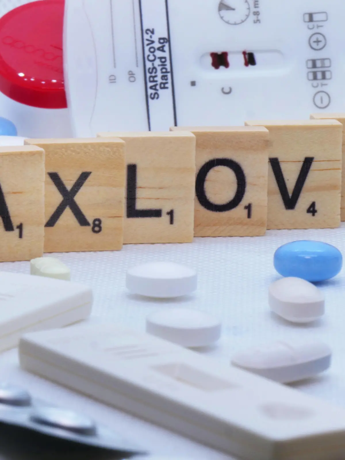 Symbolbild Paxlovid mit Buchstaben und mit Pillen. Paxlovid *** Symbol picture Paxlovid with letters and with pills Paxlovid 