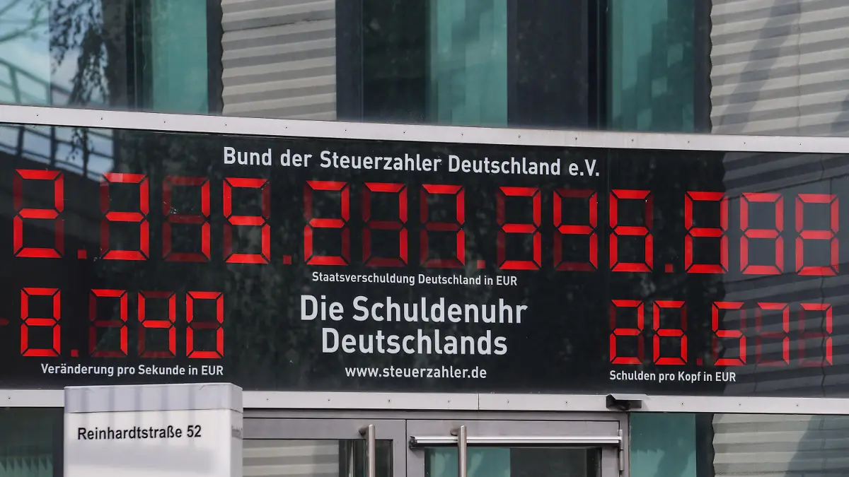 24.08.2021, Berlin: Blick auf die sogenannte Schuldenuhr, die am Eingang vom Bund der Steuerzahler Deutschland e. V. hängt. (Illustration zu dpa «Deutscher Staatshaushalt im ersten Halbjahr 2021 tief im Minus») Foto: Jörg Carstensen/dpa +++ dpa-Bildfunk +++