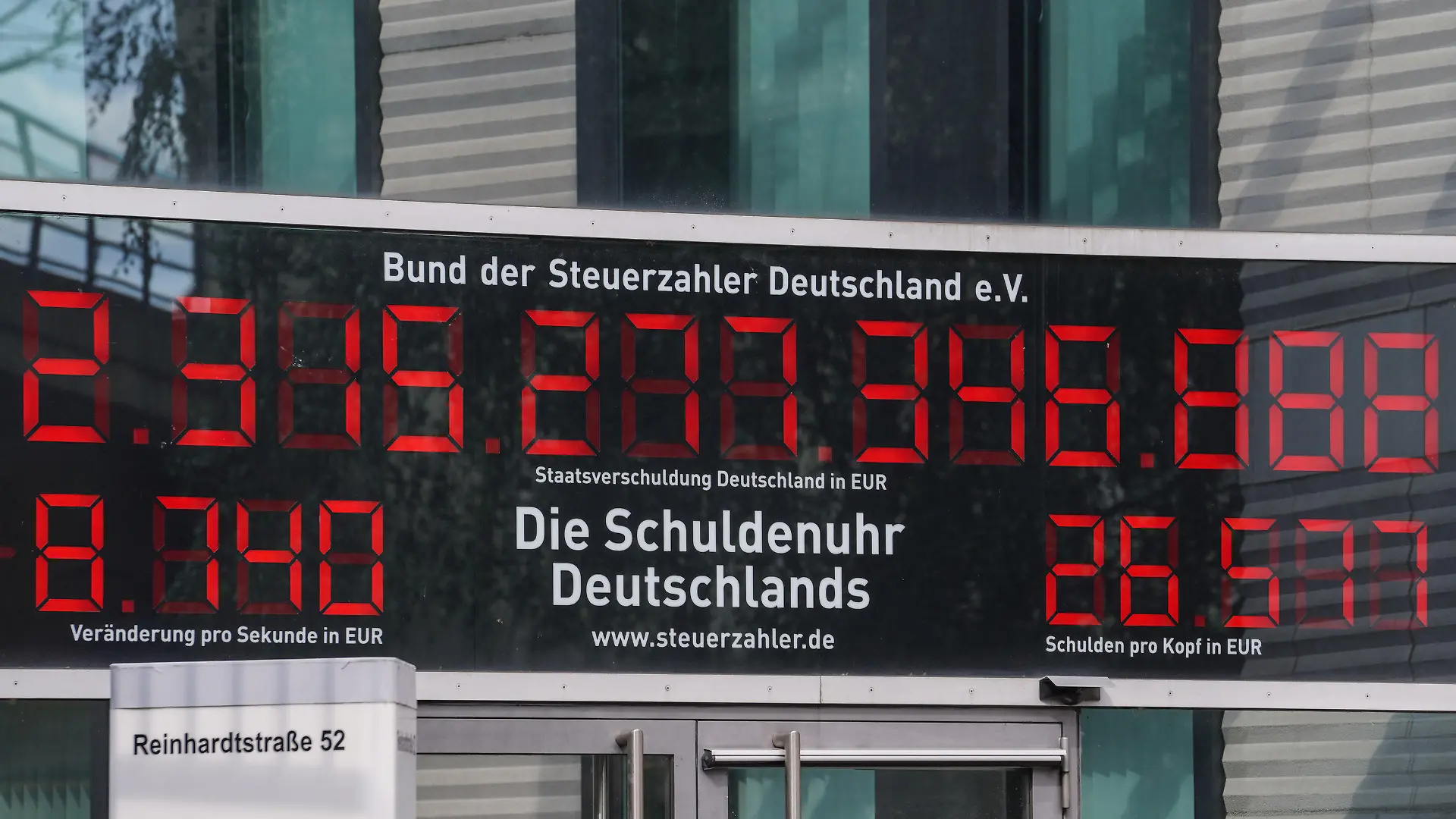 24.08.2021, Berlin: Blick auf die sogenannte Schuldenuhr, die am Eingang vom Bund der Steuerzahler Deutschland e. V. hängt. (Illustration zu dpa «Deutscher Staatshaushalt im ersten Halbjahr 2021 tief im Minus») Foto: Jörg Carstensen/dpa +++ dpa-Bildfunk +++