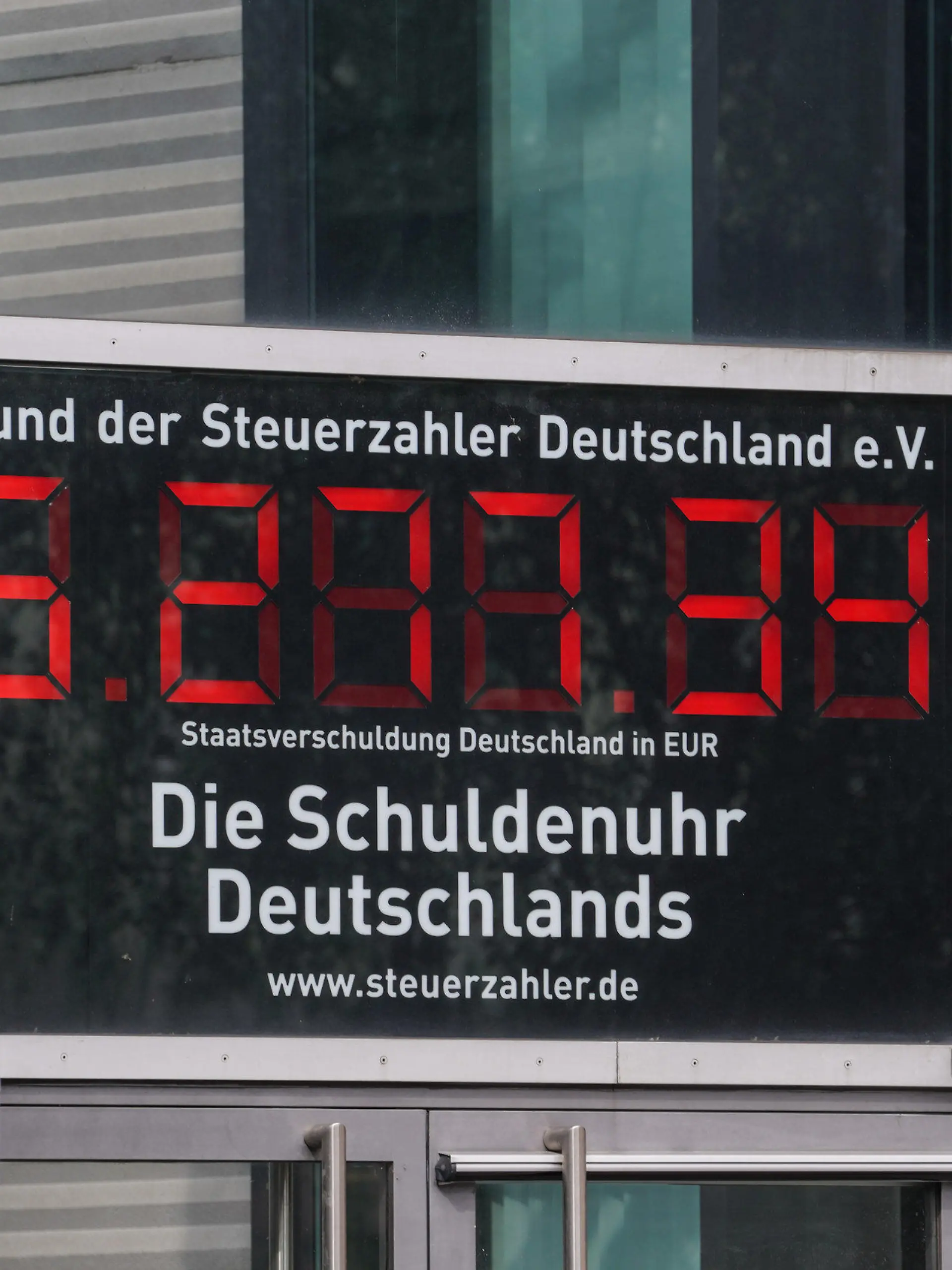 24.08.2021, Berlin: Blick auf die sogenannte Schuldenuhr, die am Eingang vom Bund der Steuerzahler Deutschland e. V. hängt. (Illustration zu dpa «Deutscher Staatshaushalt im ersten Halbjahr 2021 tief im Minus») Foto: Jörg Carstensen/dpa +++ dpa-Bildfunk +++