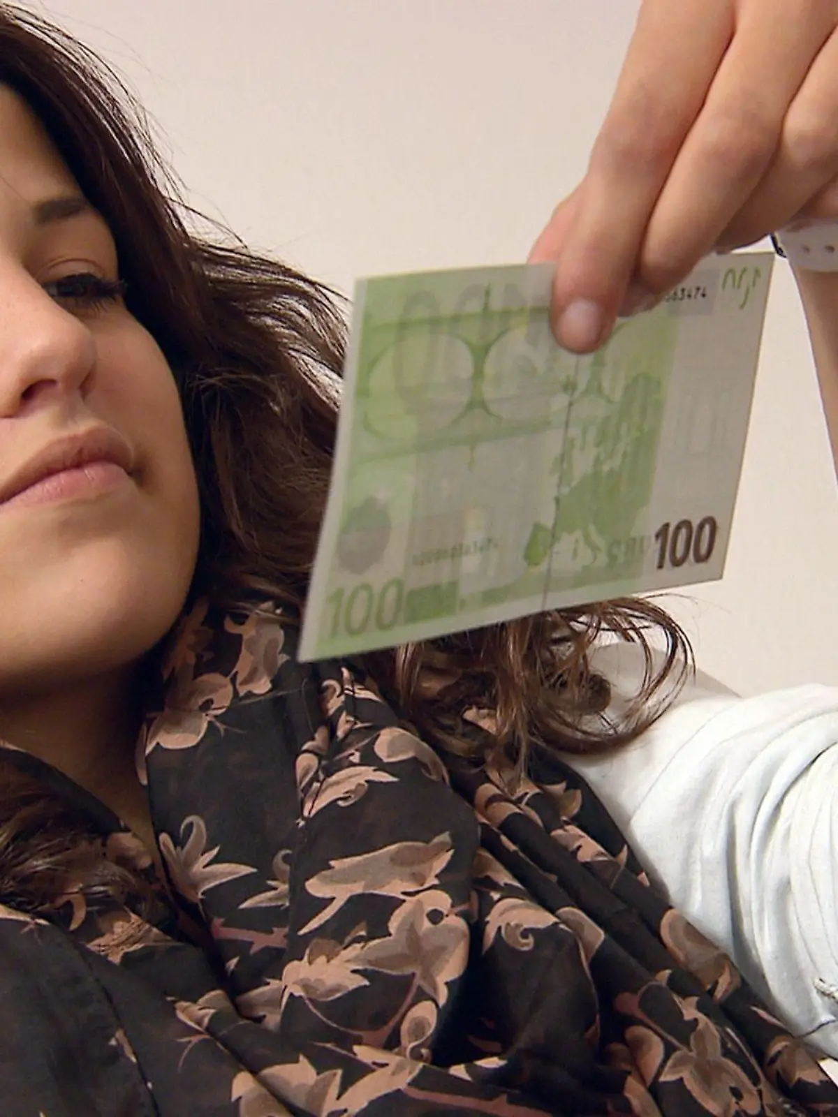 Im neuen RTL-Doku-Experiment "Teenage Boss" bekommen Jugendliche die Verantwortung über die Familienfinanzen übertragen. Schülerin Jaqueline (14) aus Euskirchen bei Köln verwaltet einen Monat lang das gesamte Netto-Einkommen ihrer Eltern von rund 3.350 Euro.