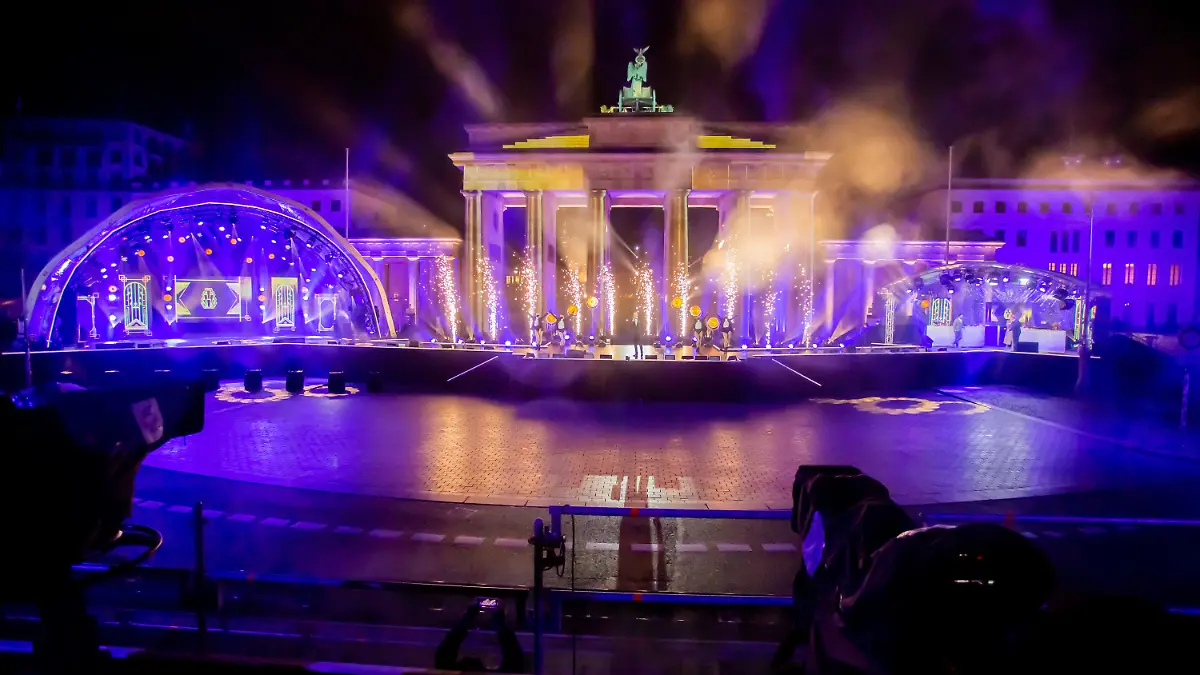 ARCHIV - 31.12.2020, Berlin: Tom Gaebel, Sänger, tritt bei der ZDF-Silvestershow «Willkommen 2021» am Brandenburger Tor auf. (zu dpa "Wie die Welt diesmal Silvester feiern will") Foto: Christoph Soeder/dpa +++ dpa-Bildfunk +++