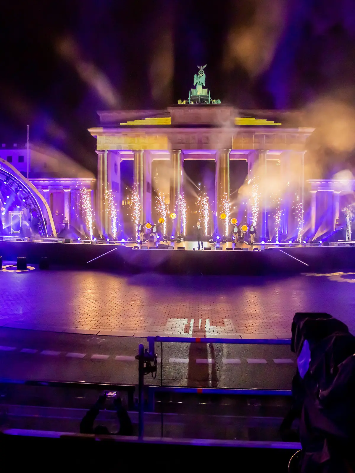 ARCHIV - 31.12.2020, Berlin: Tom Gaebel, Sänger, tritt bei der ZDF-Silvestershow «Willkommen 2021» am Brandenburger Tor auf. (zu dpa "Wie die Welt diesmal Silvester feiern will") Foto: Christoph Soeder/dpa +++ dpa-Bildfunk +++