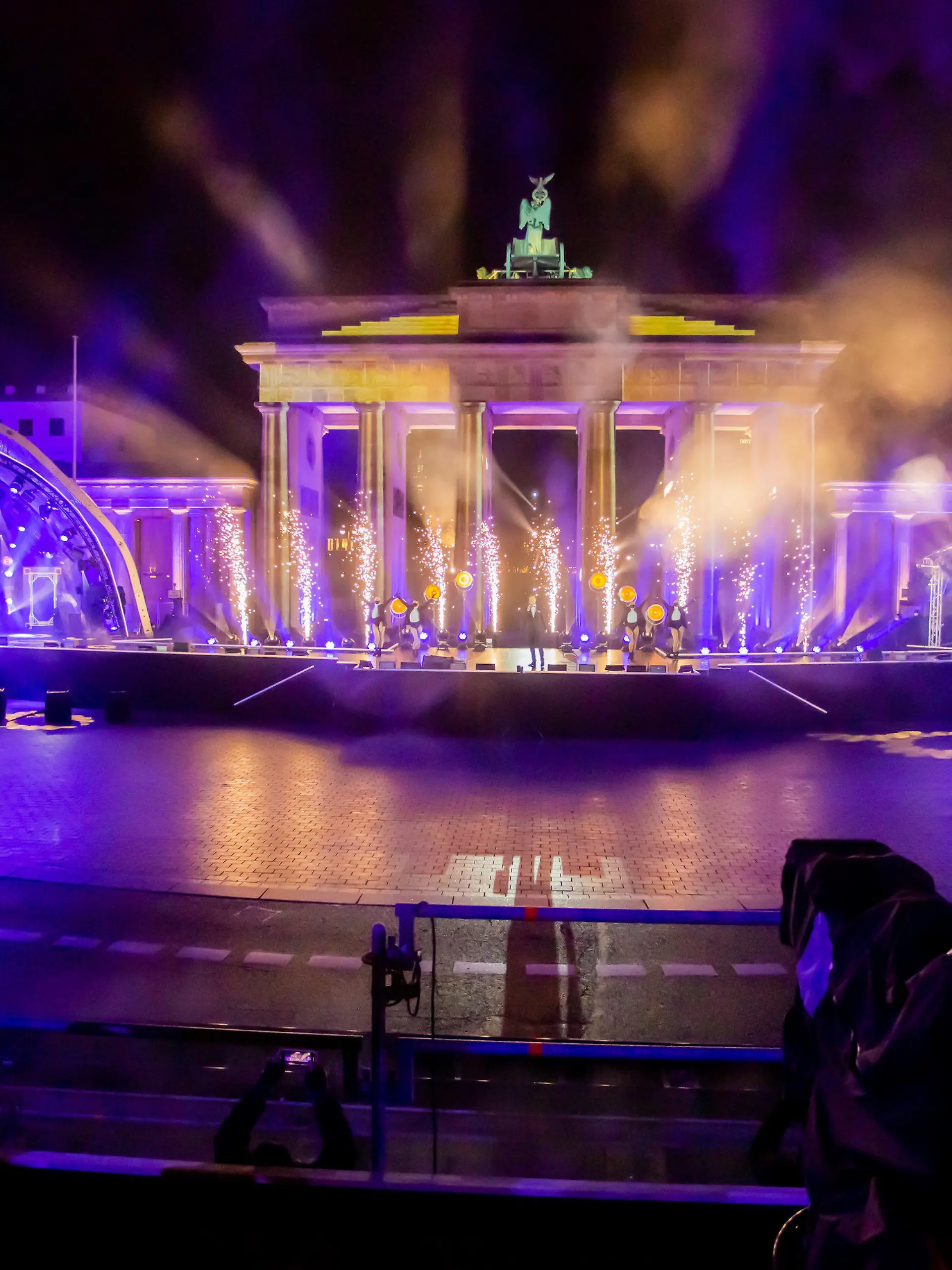 ARCHIV - 31.12.2020, Berlin: Tom Gaebel, Sänger, tritt bei der ZDF-Silvestershow «Willkommen 2021» am Brandenburger Tor auf. (zu dpa "Wie die Welt diesmal Silvester feiern will") Foto: Christoph Soeder/dpa +++ dpa-Bildfunk +++