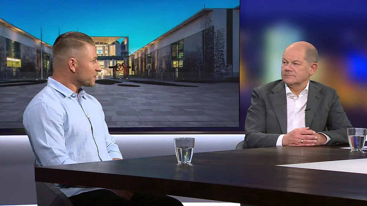 Christoph Golly (38) im Gespräch mit Bundeskanzler Olaf Scholz (SPD) im RTL Direkt Spezial "Am Tisch mit Olaf Scholz"