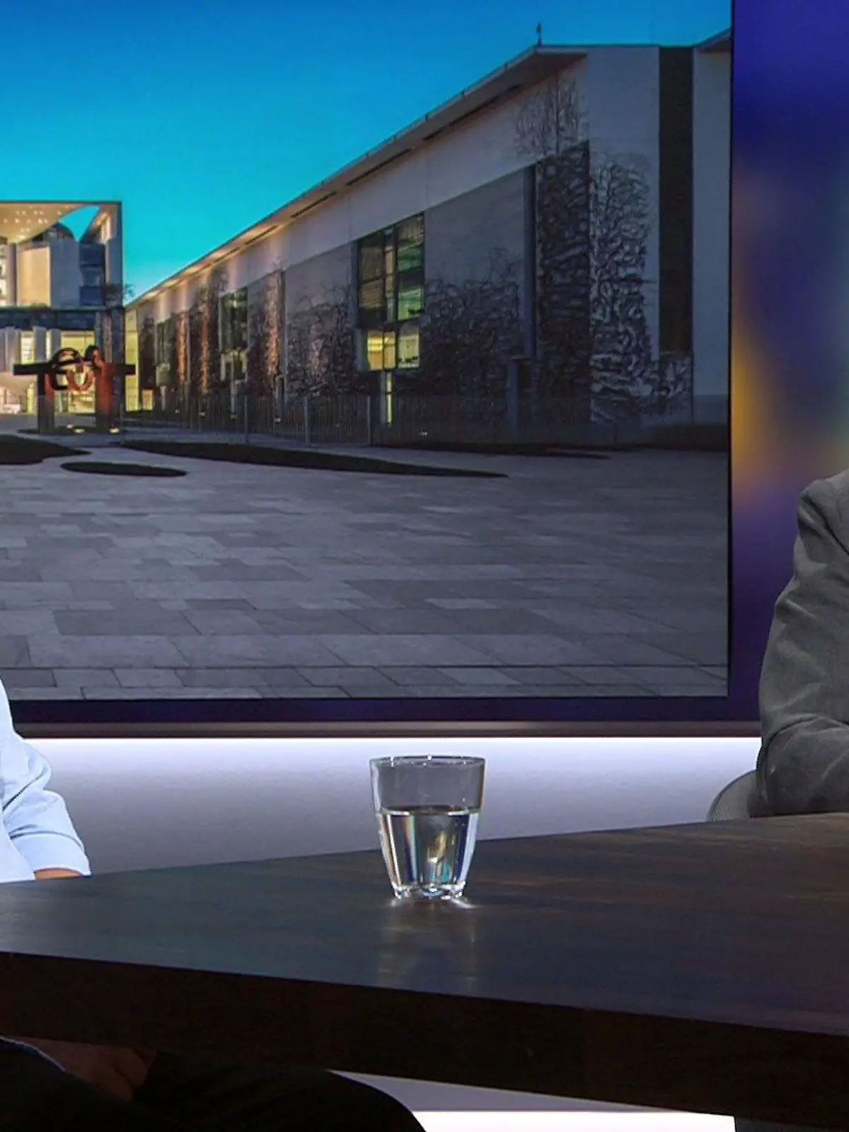 Christoph Golly (38) im Gespräch mit Bundeskanzler Olaf Scholz (SPD) im RTL Direkt Spezial "Am Tisch mit Olaf Scholz"