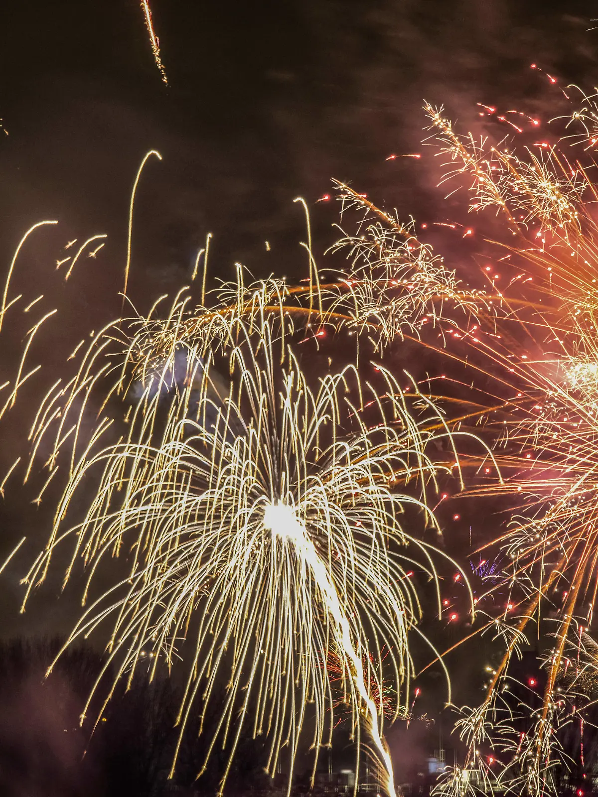Berlin, 01.01.21: Silvesterfeuerwerk am Alexanderplatz in Berlin. Aufgrund der Massnahmen zur Eindaemmung des Coronavirus ist ungewoehnlich wenig Feuerwerk am Berliner Himmel.