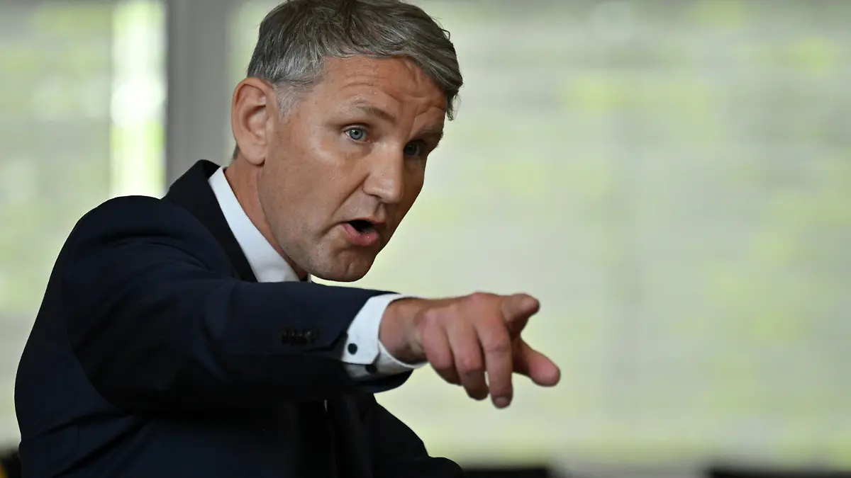 01.06.2023, Thüringen, Erfurt: Björn Höcke (AfD), Fraktionsvorsitzender, spricht im Plenarsaal des Landtags nach der Regierungserklärung zum diesjährigen Thüringen Monitor. Die Studie zur politischen Kultur im Freistaat war unter anderem zu dem Ergebnis gekommen, dass weniger Menschen der Demokratie und den staatlichen Institutionen vertrauen. Demnach ist in Thüringen eine knappe Mehrheit der Bevölkerung mit der Demokratie unzufrieden. Foto: Martin Schutt/dpa +++ dpa-Bildfunk +++