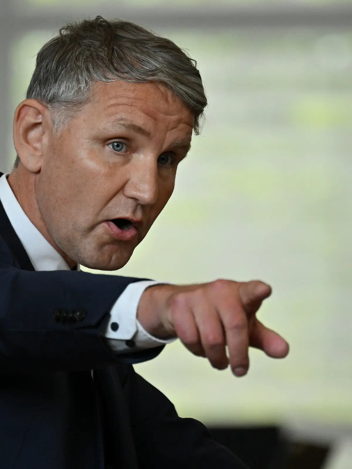 01.06.2023, Thüringen, Erfurt: Björn Höcke (AfD), Fraktionsvorsitzender, spricht im Plenarsaal des Landtags nach der Regierungserklärung zum diesjährigen Thüringen Monitor. Die Studie zur politischen Kultur im Freistaat war unter anderem zu dem Ergebnis gekommen, dass weniger Menschen der Demokratie und den staatlichen Institutionen vertrauen. Demnach ist in Thüringen eine knappe Mehrheit der Bevölkerung mit der Demokratie unzufrieden. Foto: Martin Schutt/dpa +++ dpa-Bildfunk +++