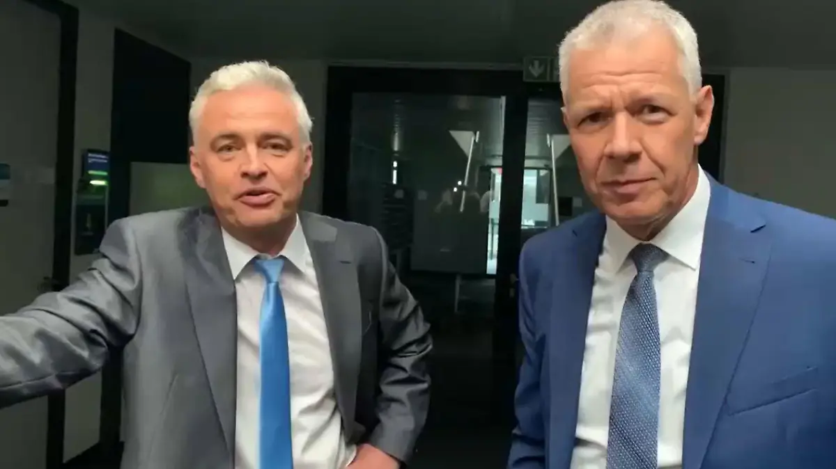 Andreas von Thien (l.) und Peter Kloeppel moderierten trotz Stromausfalls einfach weiter.