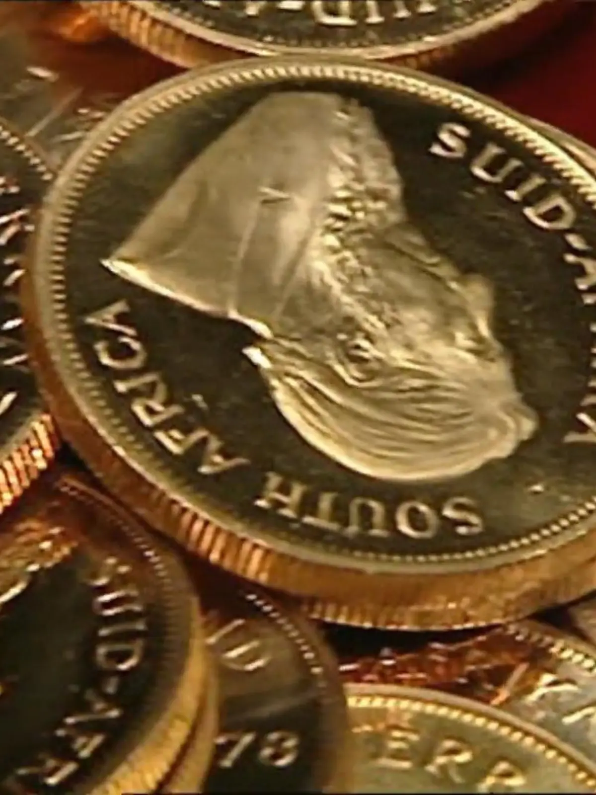 Die Inflation ist hoch, die Zeiten unsicher. Wie immer in solchen Situationen flüchten Anlegerinnen und Anleger dann in Gold - als sicheren Hafen quasi. Das sieht man aktuell an der explodierenden Nachfrage nach Krügerrand Goldmünzen. Der Krügerrand aus Südafrika ist die meist gehandelte Goldmünze der Welt und in Deutschland gefragt wie schon lange nicht mehr.