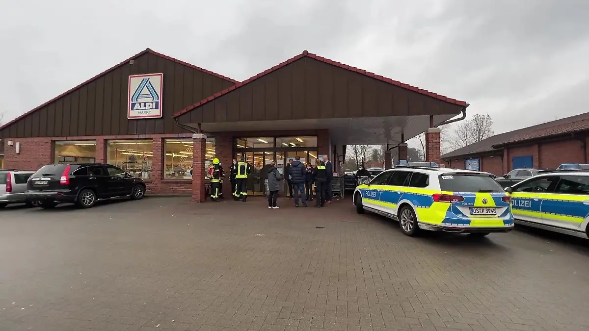 Alarm bei Aldi in Georgsmarienhütte: Ein Mitarbeiter wurde beim Auspacken einer Bananenkiste von einer Spinne gebissen. Der Supermarkt wurde geräumt. Die Feuerwehr ist im Großeinsatz.