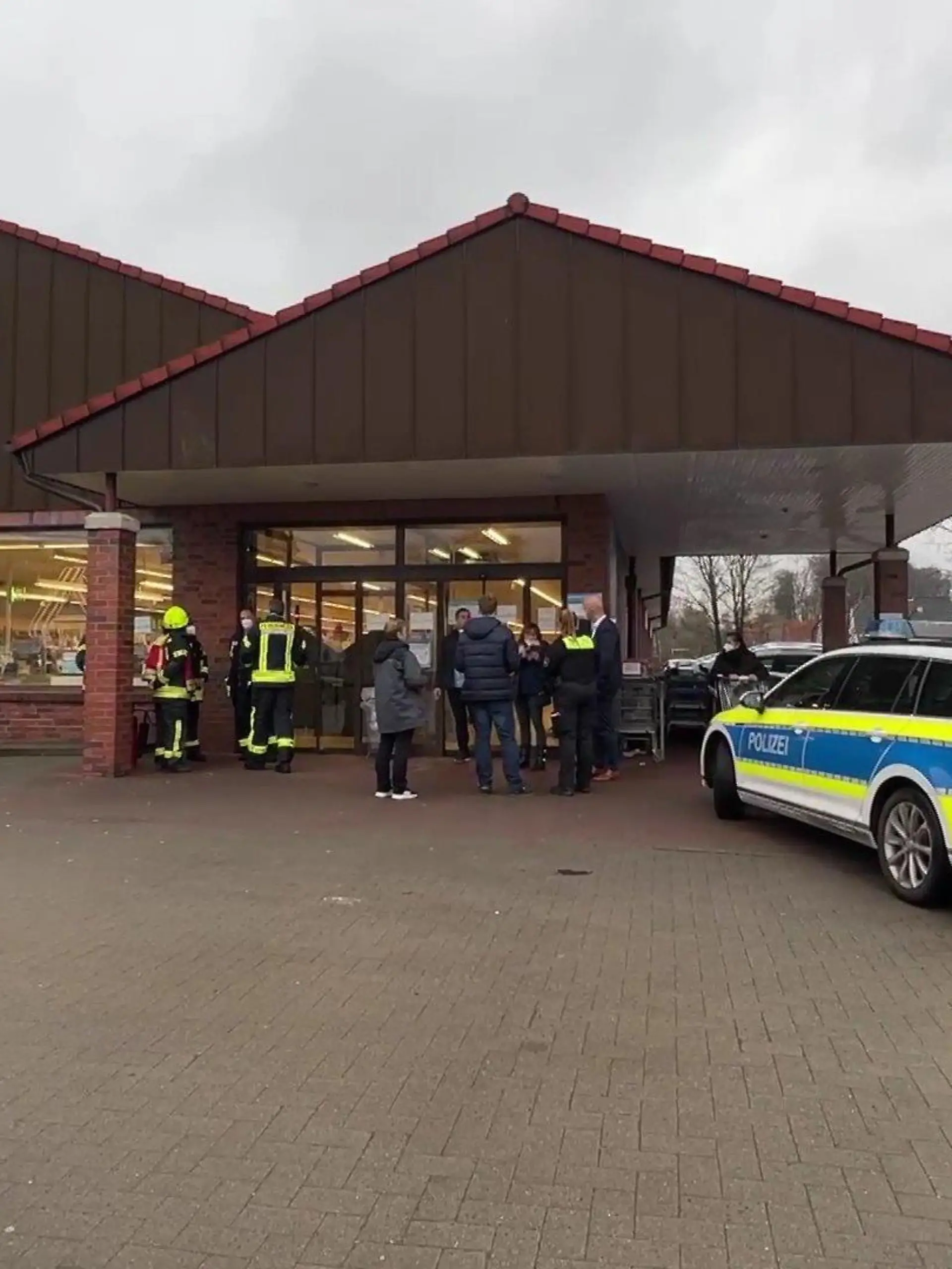 Alarm bei Aldi in Georgsmarienhütte: Ein Mitarbeiter wurde beim Auspacken einer Bananenkiste von einer Spinne gebissen. Der Supermarkt wurde geräumt. Die Feuerwehr ist im Großeinsatz.