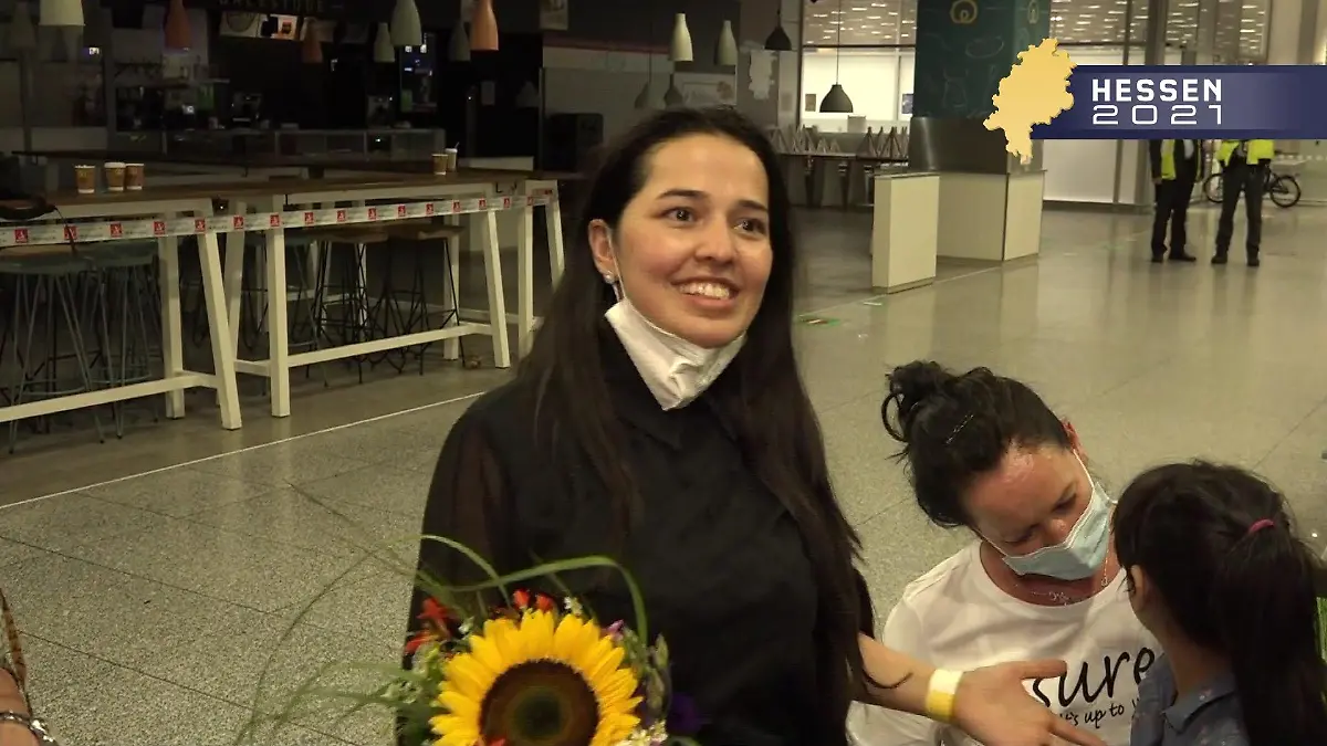 Sonia T. überglücklich nach ihrer Landung am Frankfurter Flughafen