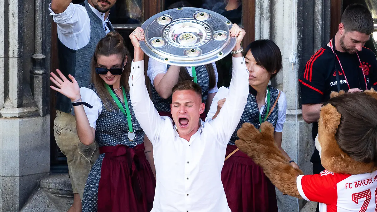 ARCHIV - 28.05.2023, Bayern, München: Fußball: Bundesliga, FC Bayern München, Meisterfeier. Bayerns Joshua Kimmich (M) jubelt mit der Meisterschale auf dem Rathaus-Balkon. Die Männer des FC Bayern München sind zum elften Mal in Serie deutscher Fußball-Meister, die Fußballerinnen des FC Bayern haben sich ihren fünften deutschen Meistertitel gesichert.
Joshua Kimmich jubelte mit der Meisterschale in der Hand. (zu dpa: «Barça-Trainer Xavi äußert sich zu Kimmich-Interesse: «Spitzenspieler»») Foto: Sven Hoppe/dpa +++ dpa-Bildfunk +++