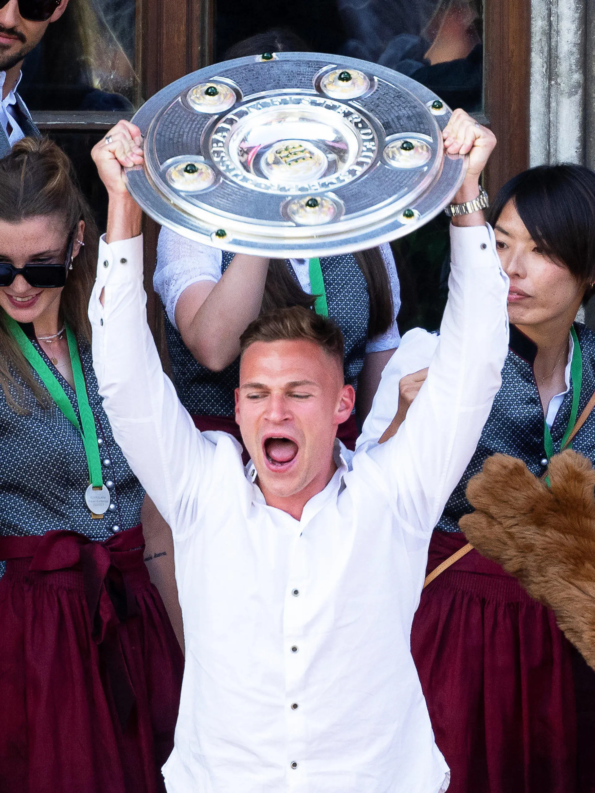 ARCHIV - 28.05.2023, Bayern, München: Fußball: Bundesliga, FC Bayern München, Meisterfeier. Bayerns Joshua Kimmich (M) jubelt mit der Meisterschale auf dem Rathaus-Balkon. Die Männer des FC Bayern München sind zum elften Mal in Serie deutscher Fußball-Meister, die Fußballerinnen des FC Bayern haben sich ihren fünften deutschen Meistertitel gesichert.

Joshua Kimmich jubelte mit der Meisterschale in der Hand. (zu dpa: «Barça-Trainer Xavi äußert sich zu Kimmich-Interesse: «Spitzenspieler»») Foto: Sven Hoppe/dpa +++ dpa-Bildfunk +++