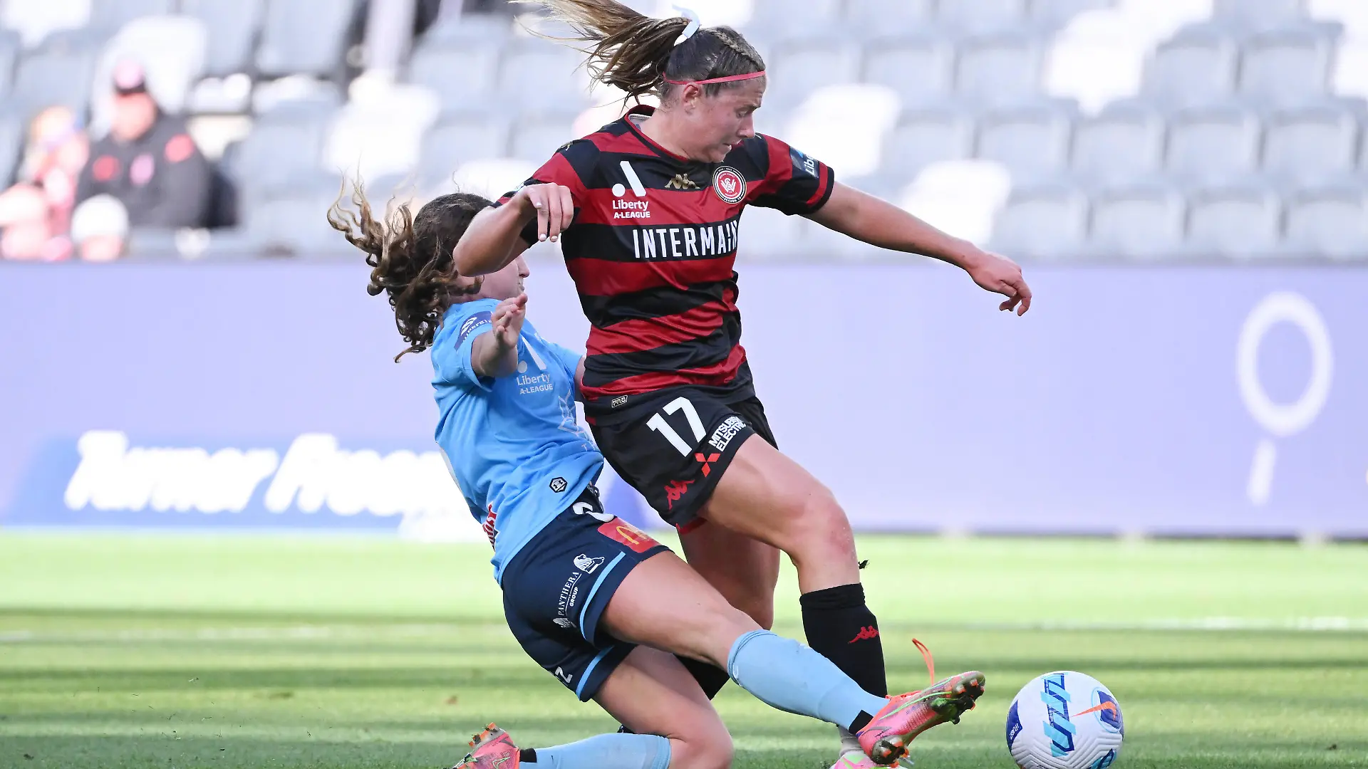 ALEAGUE WOMEN WANDERERS SYDNEY, Sheridan Gallagher of the Wanderers is tackled by Sarah Hunter of Sydney FC during the Round 2 A-League Womens match between Western Sydney Wanderers FC and Sydney FC at Commbank Stadium in Sydney, Saturday, December 11, 2021.  ACHTUNG: NUR REDAKTIONELLE NUTZUNG, KEINE ARCHIVIERUNG UND KEINE BUCHNUTZUNG SYDNEY NSW AUSTRALIA PUBLICATIONxINxGERxSUIxAUTxONLY Copyright: xDEANxLEWINSx 20211211001605569189 