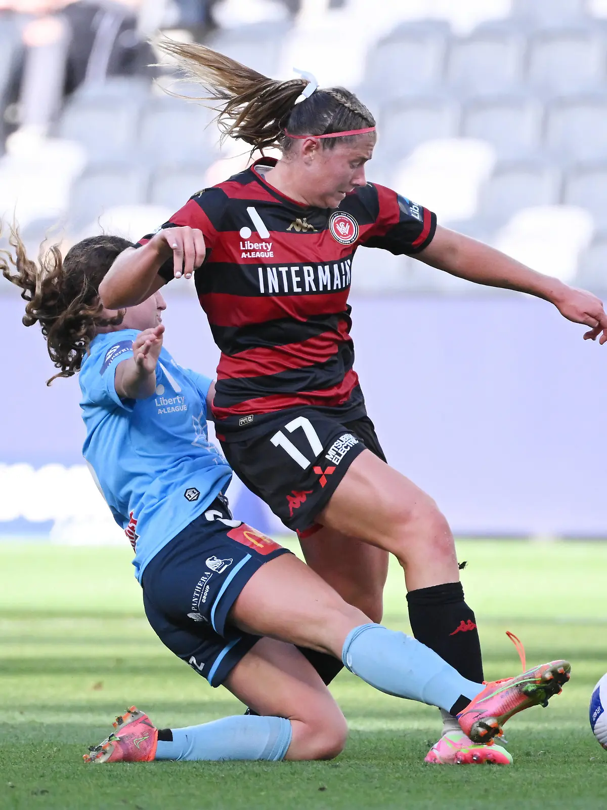 ALEAGUE WOMEN WANDERERS SYDNEY, Sheridan Gallagher of the Wanderers is tackled by Sarah Hunter of Sydney FC during the Round 2 A-League Womens match between Western Sydney Wanderers FC and Sydney FC at Commbank Stadium in Sydney, Saturday, December 11, 2021.  ACHTUNG: NUR REDAKTIONELLE NUTZUNG, KEINE ARCHIVIERUNG UND KEINE BUCHNUTZUNG SYDNEY NSW AUSTRALIA PUBLICATIONxINxGERxSUIxAUTxONLY Copyright: xDEANxLEWINSx 20211211001605569189 