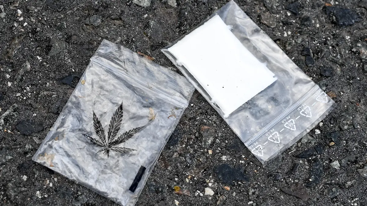 ARCHIV - 02.07.2021, Berlin: Zwei Tüten mit einem Aufdruck, der ein Hanfblatt zeigt, liegen in einem Park in Berlin auf dem Boden. (Illustration zu dpa: Schizophrenie durch Cannabis-Konsum - Juristen und Mediziner warnen) Foto: Jens Kalaene/dpa-Zentralbild/dpa +++ dpa-Bildfunk +++