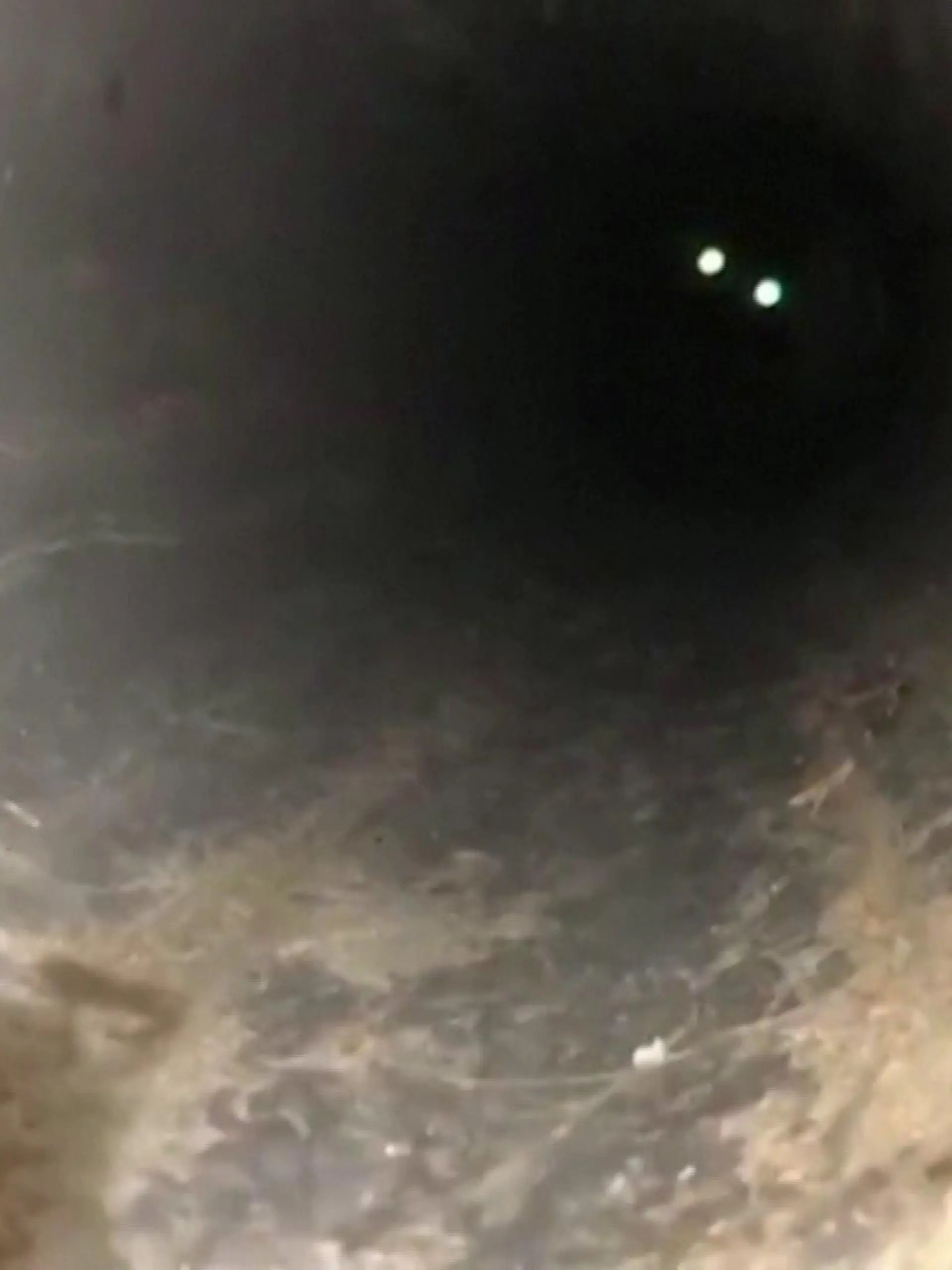 Ein Hundewelpe aus dem Westen Spaniens hatte sich in ein Gartenrohr verirrt, und kam ohne fremde Hilfe nicht mehr raus. Mit Schlagbohrer und Säge arbeitet sich die Polizei zu dem kleinen Schäferhund vor. Und kann ihn schließlich unverletzt in die Arme seiner Besitzerin legen.