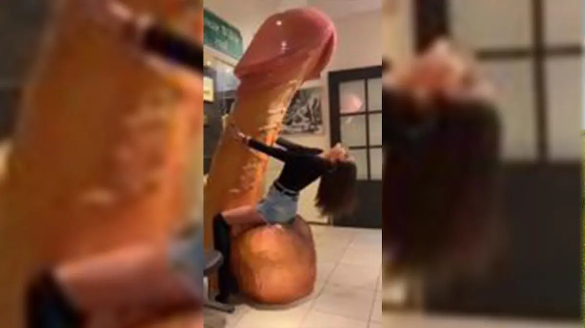 Türkische Influencerin wegen Foto auf Kunst-Penis verurteilt.