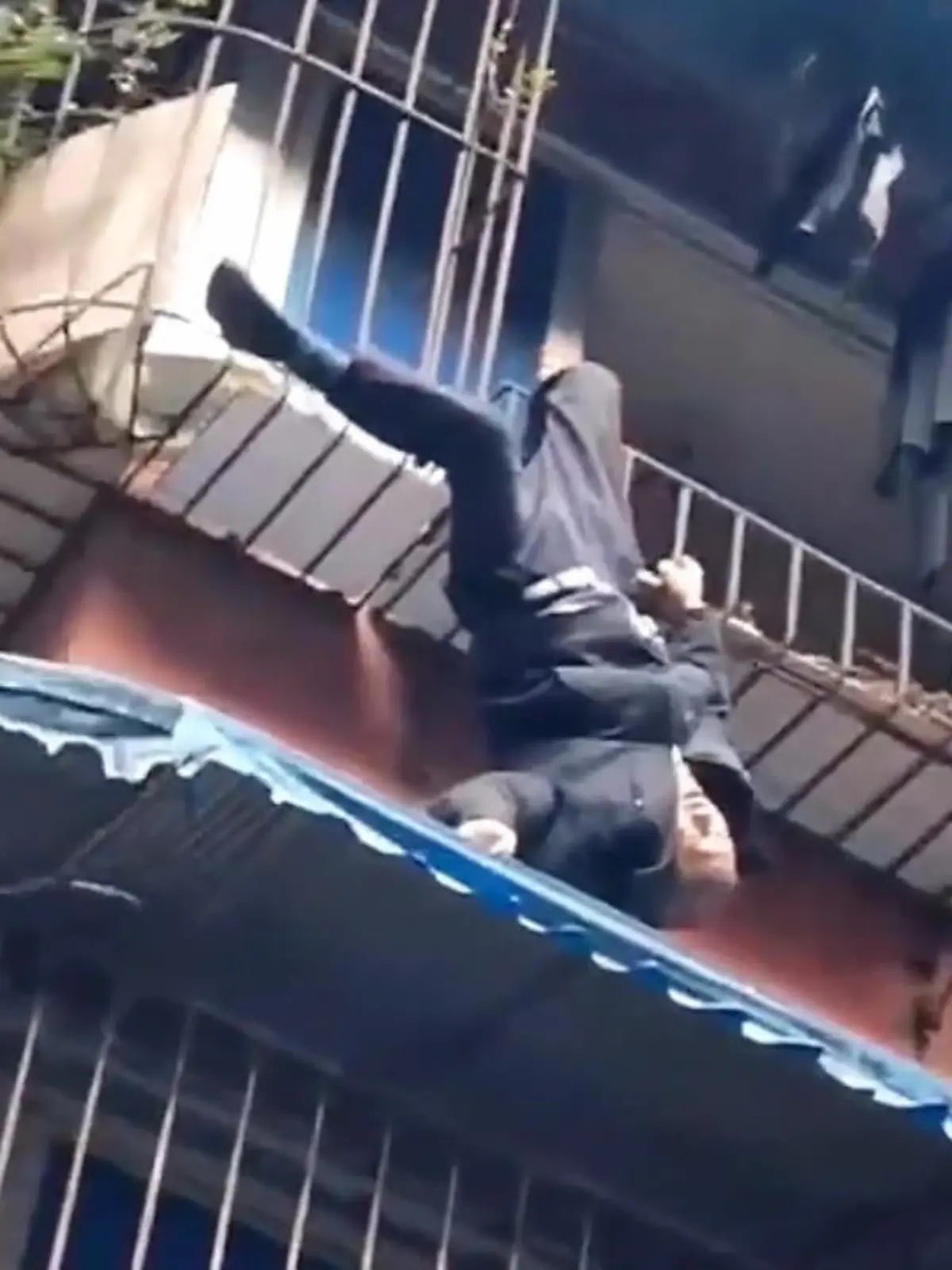 Bild zu: "Senior hängt kopfüber vom Balkon"