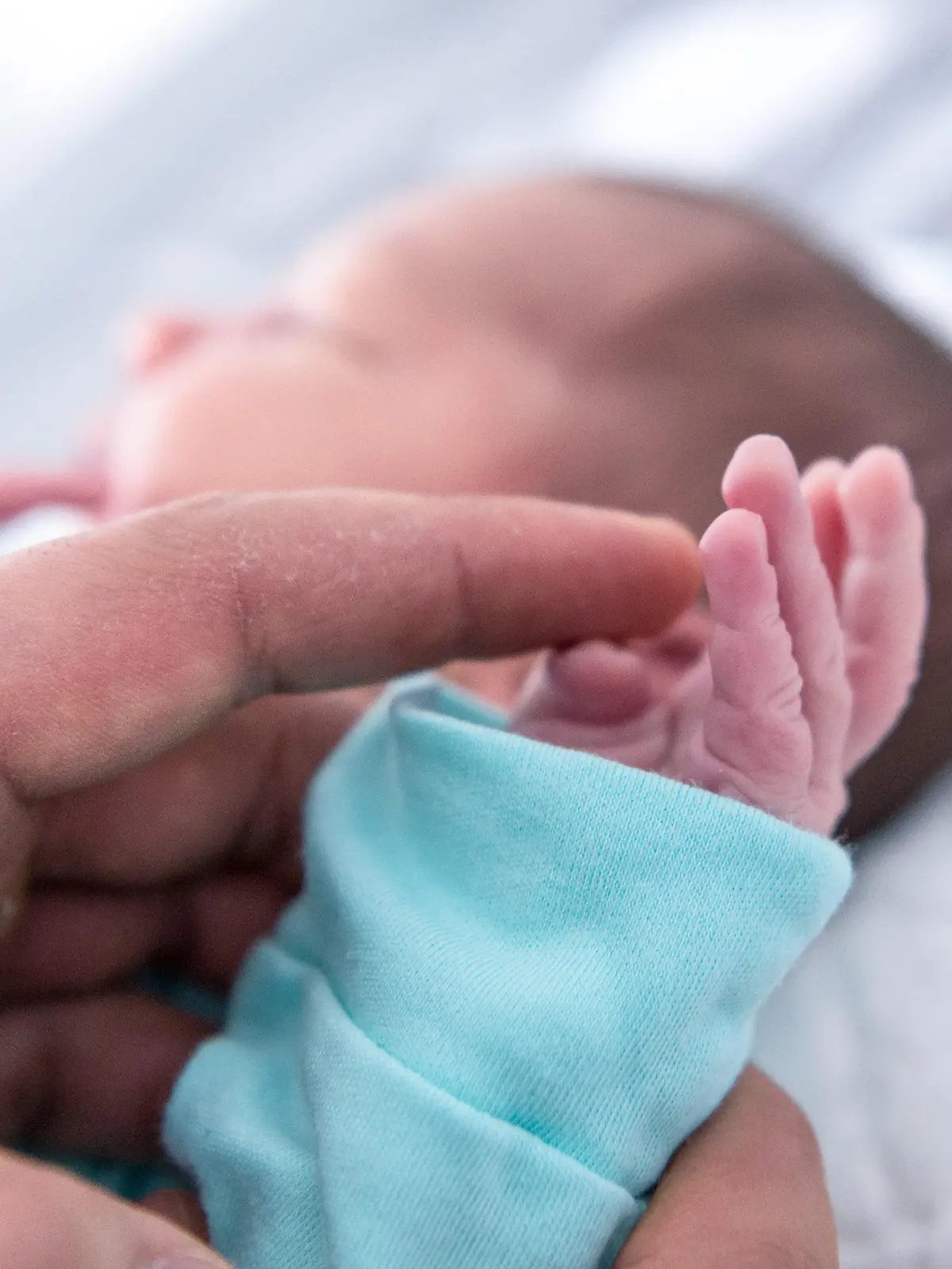07.02.2019, Bayern, Höhenkirchen-Siegertsbrunn: Ein Vater hält die Hand eines wenige Tage alten Jungen. Mehr als 200 Kindern hat die Hebamme Pischinger schon auf die Welt geholfen. (zu "«Die Geburt ist ein Schwellenerlebnis» - Der Alltag einer Hebamme") Foto: Sina Schuldt/dpa - ACHTUNG: Nur zur redaktionellen Verwendung im Zusammenhang mit der aktuellen Berichterstattung +++ dpa-Bildfunk +++