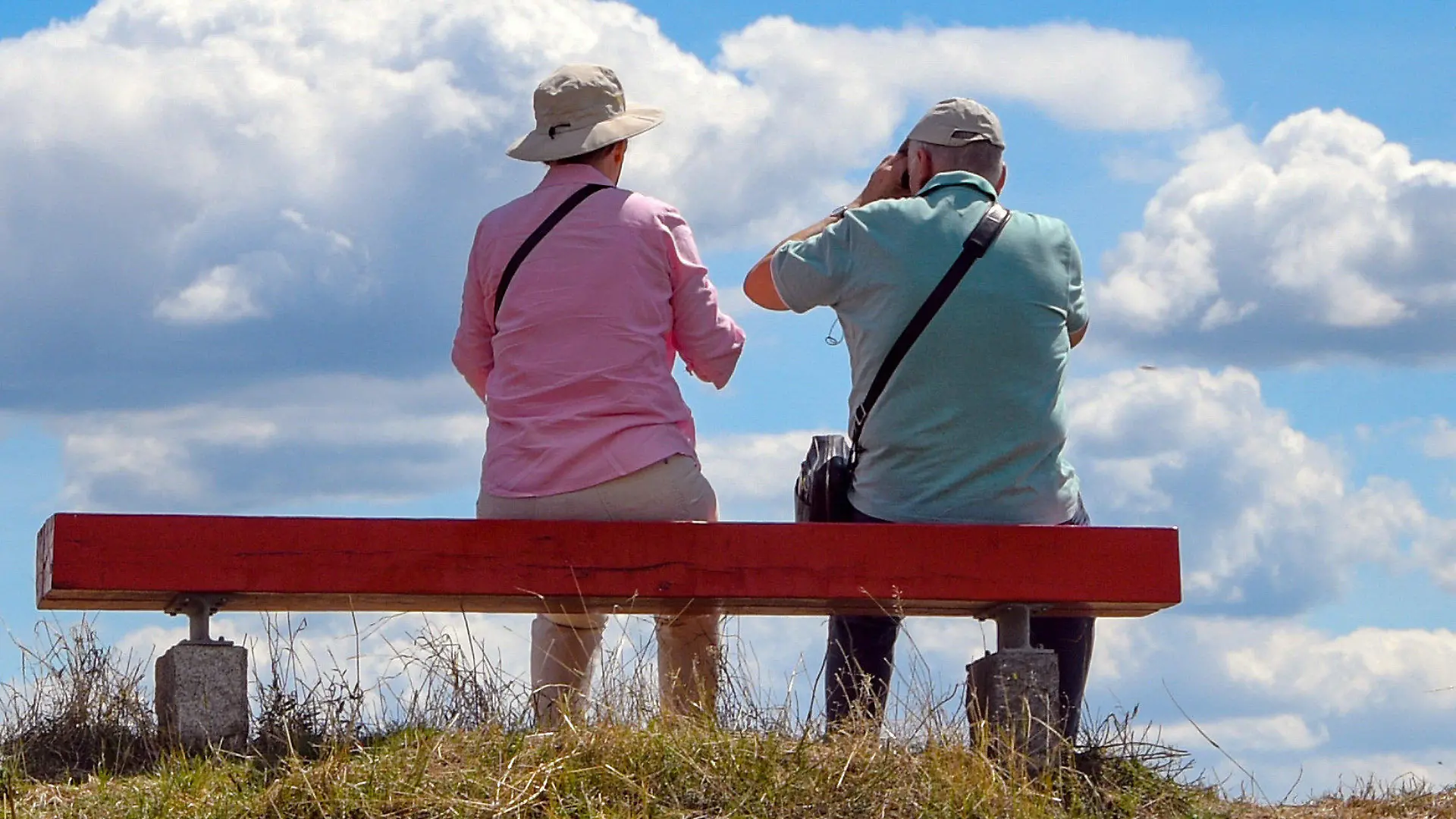 ARCHIV - 23.07.2020, Brandenburg, Stolpe: Zwei ältere Personen sitzen auf einer Bank die auf einem Hügel im Nationalpark Unteres Odertal steht. Die Menschen in Deutschland gehen im Schnitt immer später in Rente. So stieg das Zugangsalter zu Altersrenten bei Männern im vergangenen Jahr auf 64,4 Jahre, wie aus dem am Dienstag in Berlin veröffentlichten Rentenatlas der Deutschen Rentenversicherung hervorgeht. Foto: Patrick Pleul/dpa-Zentralbild/ZB +++ dpa-Bildfunk +++