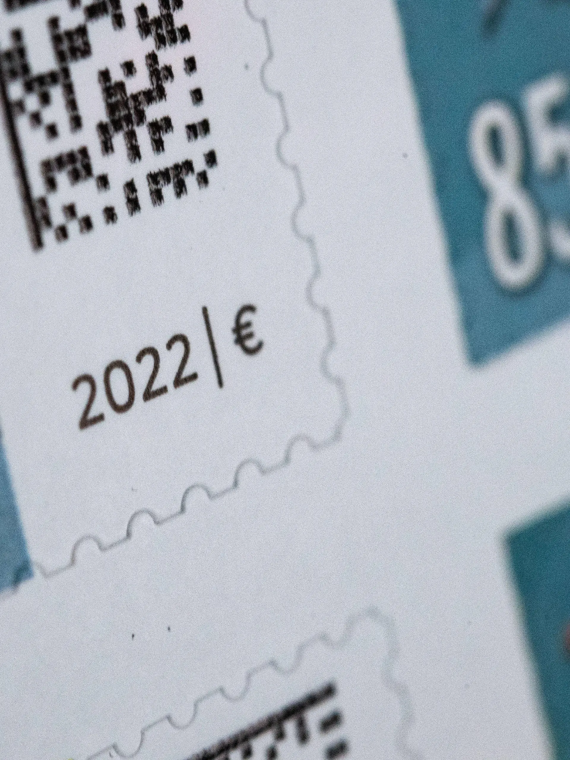 27.12.2021, Baden-Württemberg, Stuttgart: ILLUSTRATION - 85 Cent Briefmarken kleben auf einem Bogen. Zum 1. Januar steigt das Porto von Inlandsbriefen, der Standardbrief kostet zukünftig 85 Cent. Alte Marken bleiben gültig, es muss aber zusätzlich frankiert werden. Foto: Marijan Murat/dpa +++ dpa-Bildfunk +++