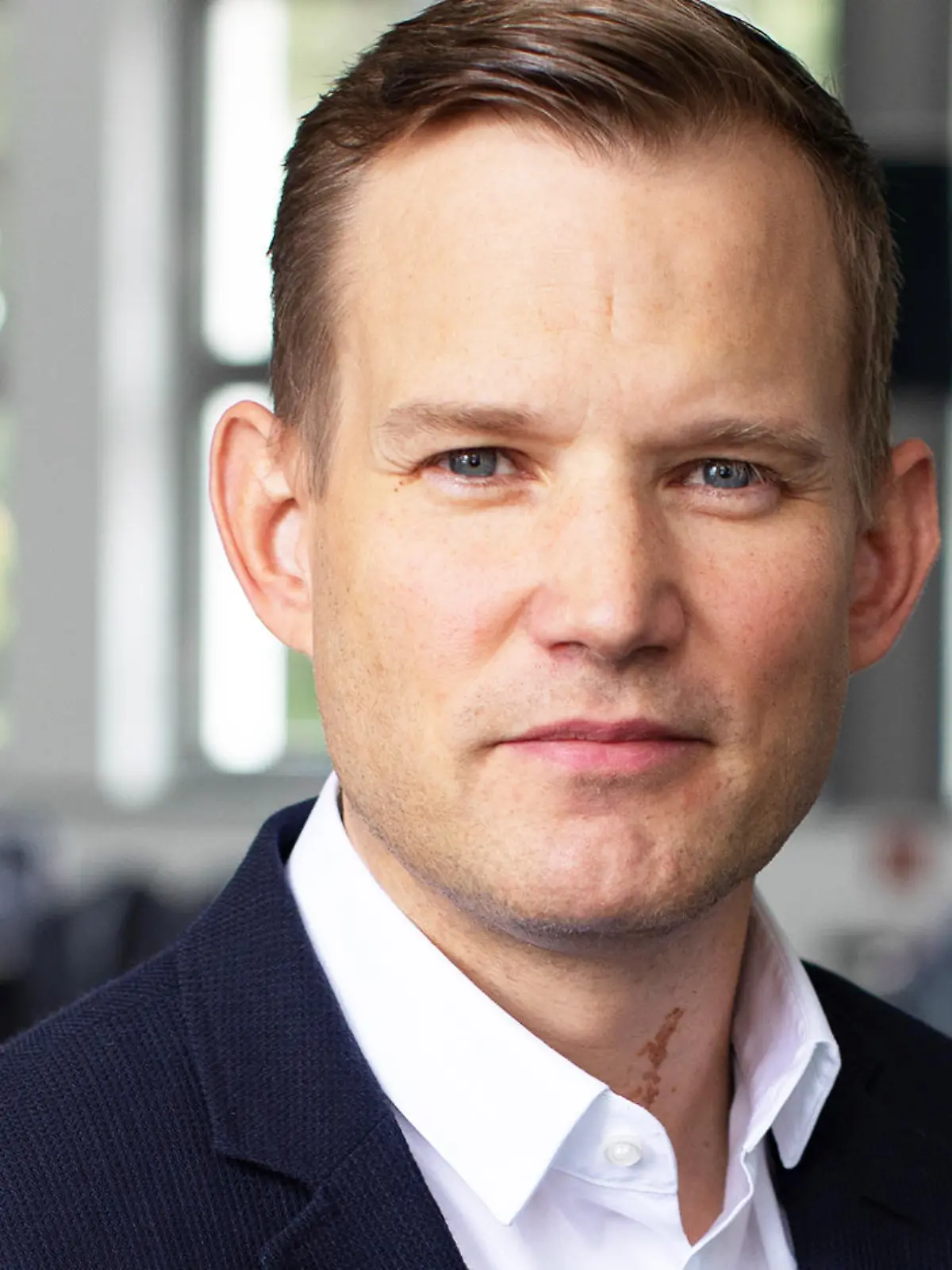 Virologe Prof. Dr. Hendrik Streeck posiert für sein neues Buchcover "Unser Immunsystem".