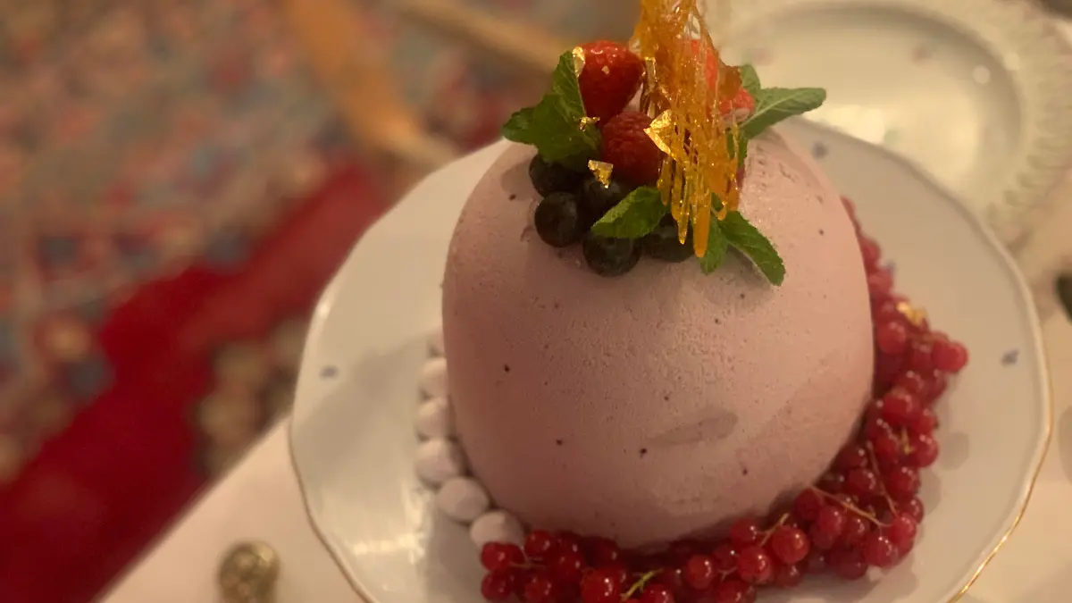 Eine fertig garnierte Eisbombe Sissi