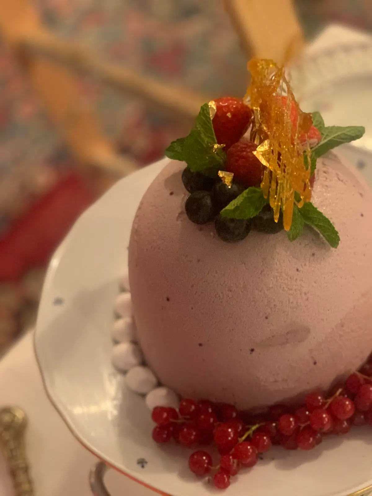 Eine fertig garnierte Eisbombe Sissi