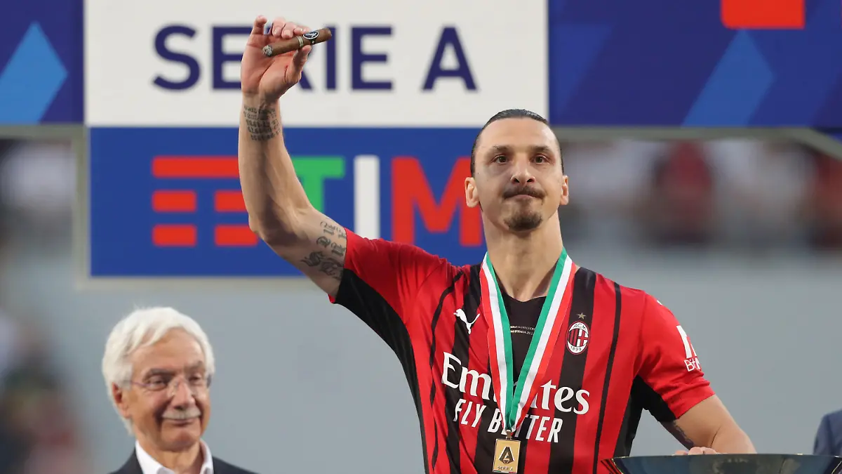 ARCHIV - 22.05.2022, Italien, Reggio nell'Emilia: Fußball: Serie A, Italien, 38. Spieltag, Sassuolo Calcio - AC Mailand. Zlatan Ibrahimovic vom AC Mailand jubelt mit Zigarre und Pokal über den Gewinn der italienischen Meisterschaft. Ibrahimovic wurde vom AC Mailand verabschiedet. (zu dpa: «Zum Abschied von Ibrahimovic: AC Mailand feiert Sieg») Foto: Jonathan Moscrop/CSM via ZUMA Press Wire/dpa +++ dpa-Bildfunk +++