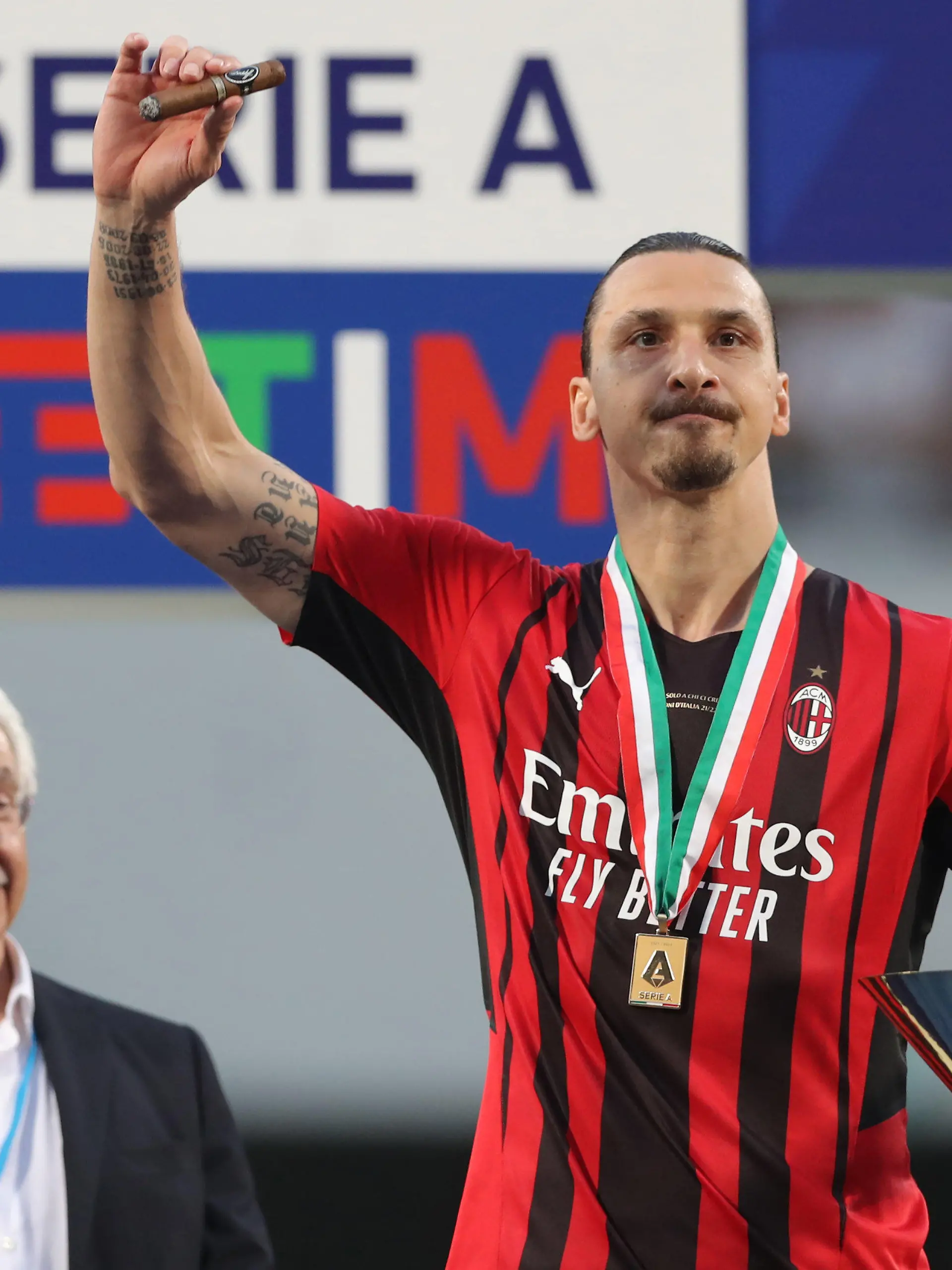 ARCHIV - 22.05.2022, Italien, Reggio nell'Emilia: Fußball: Serie A, Italien, 38. Spieltag, Sassuolo Calcio - AC Mailand. Zlatan Ibrahimovic vom AC Mailand jubelt mit Zigarre und Pokal über den Gewinn der italienischen Meisterschaft. Ibrahimovic wurde vom AC Mailand verabschiedet. (zu dpa: «Zum Abschied von Ibrahimovic: AC Mailand feiert Sieg») Foto: Jonathan Moscrop/CSM via ZUMA Press Wire/dpa +++ dpa-Bildfunk +++