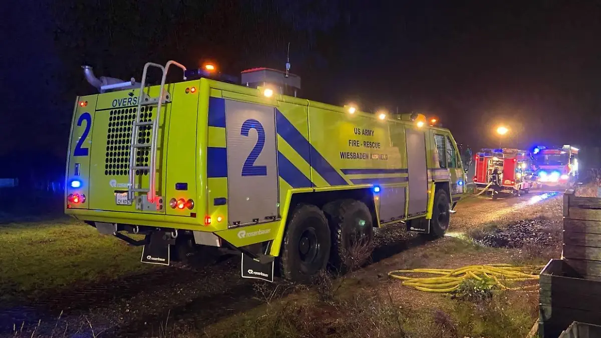Mit schwerem Gerät: Die Feuerwehr der US-Airbase kam zur Hilfe nach Wiesbaden.