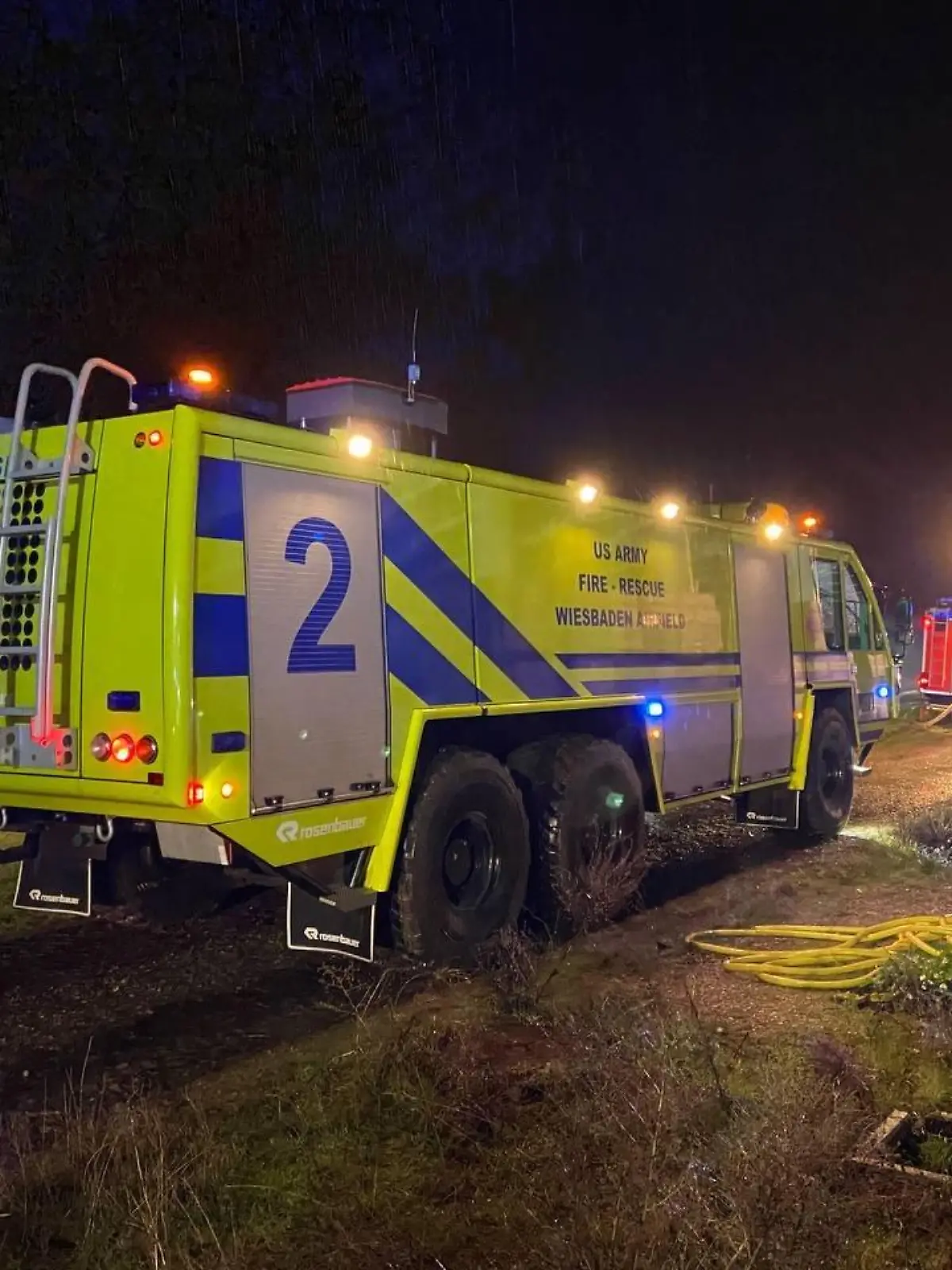 Mit schwerem Gerät: Die Feuerwehr der US-Airbase kam zur Hilfe nach Wiesbaden.