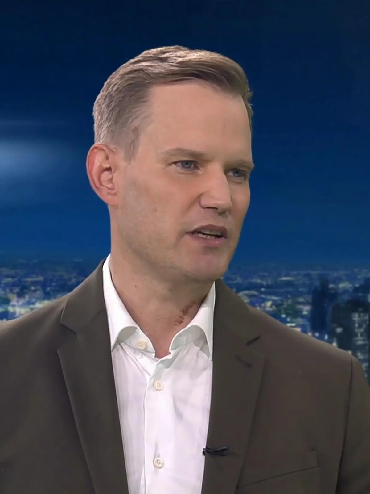 Im RTL Nachtjournal beantwortet Virologe Hendrik Streeck die aktuell wichtigsten Fragen zur Impfpflicht und zur sprunghaften Verbreitung der Omikron-Variante.