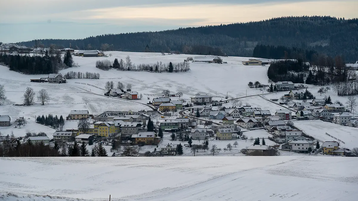 23.12.2021, Österreich, Mühlviertel: Blick auf eine Gemeinde im Mühlviertel. Auf der Suche nach seinen Eltern ist ein zweijähriges Kind in Österreich erfroren. Der Junge war nach dpa-Informationen in der Nacht von zu Hause aufgebrochen, als die 31 und 28 Jahre alten Eltern bei den Nachbarn zu Besuch waren. Am Donnerstagmorgen wurde das Kind im Bereich der Garage der Nachbarn leblos aufgefunden. Foto: Kerschbaummayr/Fotokerschi.At /dpa +++ dpa-Bildfunk +++