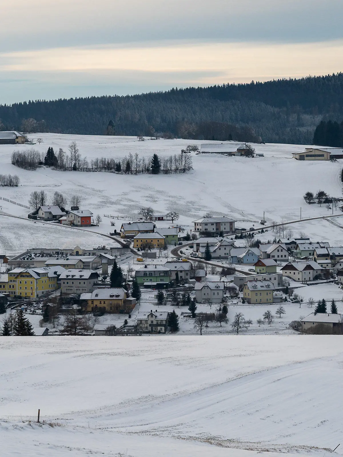 23.12.2021, Österreich, Mühlviertel: Blick auf eine Gemeinde im Mühlviertel. Auf der Suche nach seinen Eltern ist ein zweijähriges Kind in Österreich erfroren. Der Junge war nach dpa-Informationen in der Nacht von zu Hause aufgebrochen, als die 31 und 28 Jahre alten Eltern bei den Nachbarn zu Besuch waren. Am Donnerstagmorgen wurde das Kind im Bereich der Garage der Nachbarn leblos aufgefunden. Foto: Kerschbaummayr/Fotokerschi.At /dpa +++ dpa-Bildfunk +++