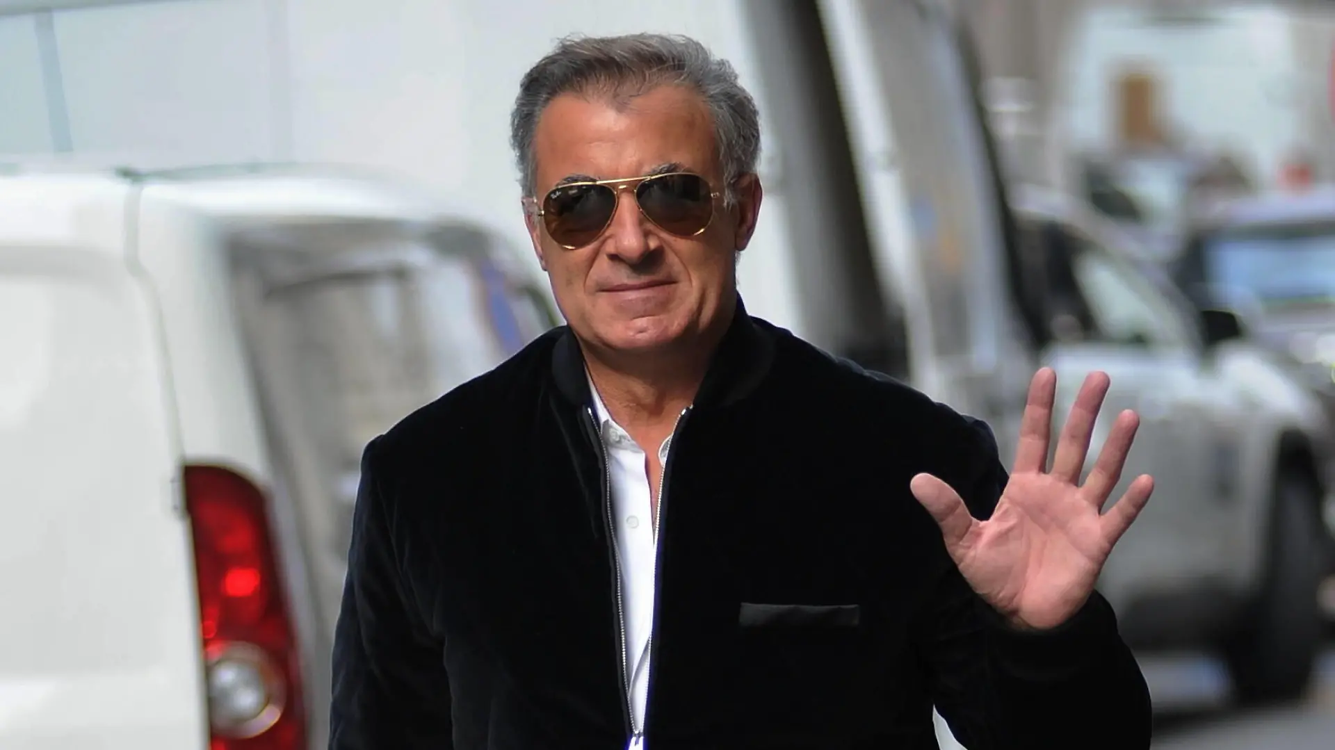 Milan, 19-10-2021 Jean Alesi former formula 1 champion, surprised walking through the streets of the center in sweet company PUBLICATIONxINxGERxAUTxONLY Copyright: xMimmoxCarriero-x/xIPAx/xMIMMOxCARRIERO-x