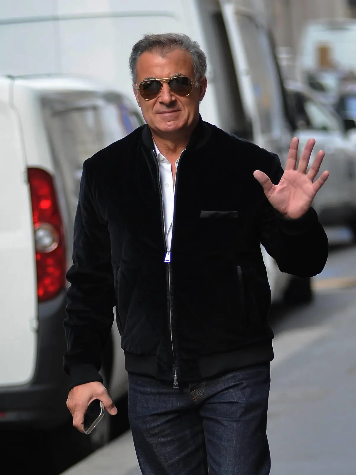 Milan, 19-10-2021 Jean Alesi former formula 1 champion, surprised walking through the streets of the center in sweet company PUBLICATIONxINxGERxAUTxONLY Copyright: xMimmoxCarriero-x/xIPAx/xMIMMOxCARRIERO-x 