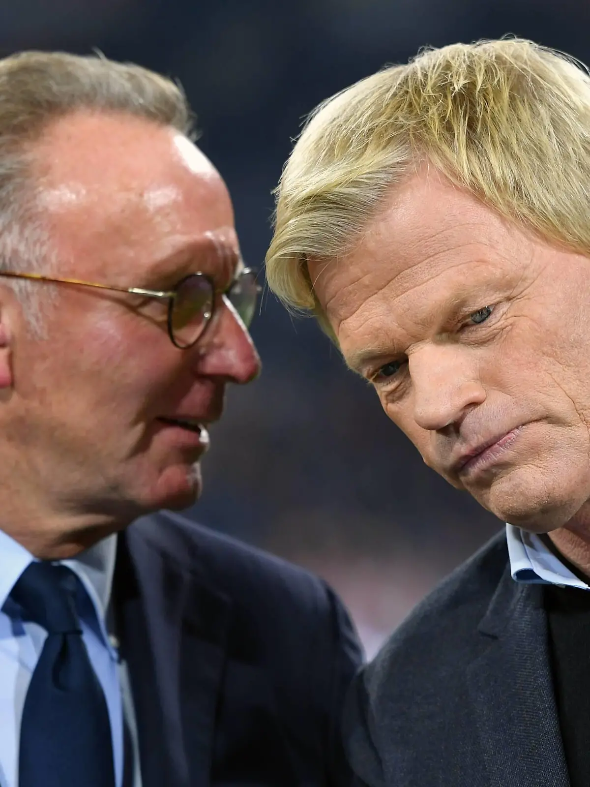 Oliver Kahn in den Vorstand berufen-Vorstandsvorsitzender des FC Bayern Muenchen ab 2022 und damit Nachfolger von Karl Heinz RUMMENIGGE, (Vorstandsvorsitzender). Archivfoto: v.li:Karl Heinz RUMMENIGGE, (Vorstandsvorsitzender) mit Oliver KAHN (ZDF Fussballexperte). FC Bayern Muenchen-Celtic FC (Celtic Glasgow) 3-0, Fussball Champions League,Gruppenphase, am 18.10,2017. A L L I A N Z A R E N A. Â *** Oliver Kahn into the executive committee appointed chairman of the board of the FC Bavaria Munich starting from 2022 and thus successor of Karl Heinz RUMMENIGGE, chairman of the board archiv photo v left Karl Heinz RUMMENIGGE, chairman of the board with olive KAHN ZDF Fussballexperte FC Bavaria Munich Celtic FC Celtic Glasgow 3 0, Fussball champion League, group phase, to 18 10,2017 A L I A N Z A A R E N A Â  