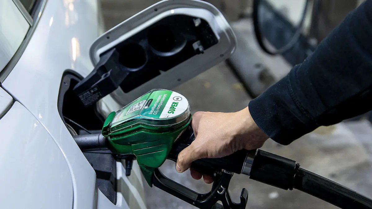 ARCHIV - 11.10.2021, Berlin: Ein Autofahrer tankt ein Auto mit Benzin Super E5 an einer Tankstelle des Mineralölkonzerns Total in der Chausseestrasse. Jahrelang war Inflation kein Thema für die Menschen in Deutschland. Mit dem sprunghaften Anstieg der Verbraucherpreise in diesem Jahr ist das Thema zurück auf der Tagesordnung. (zu dpa "Steigende Inflation - Wie kam es dazu und wie geht es weiter?") Foto: Carsten Koall/dpa +++ dpa-Bildfunk +++