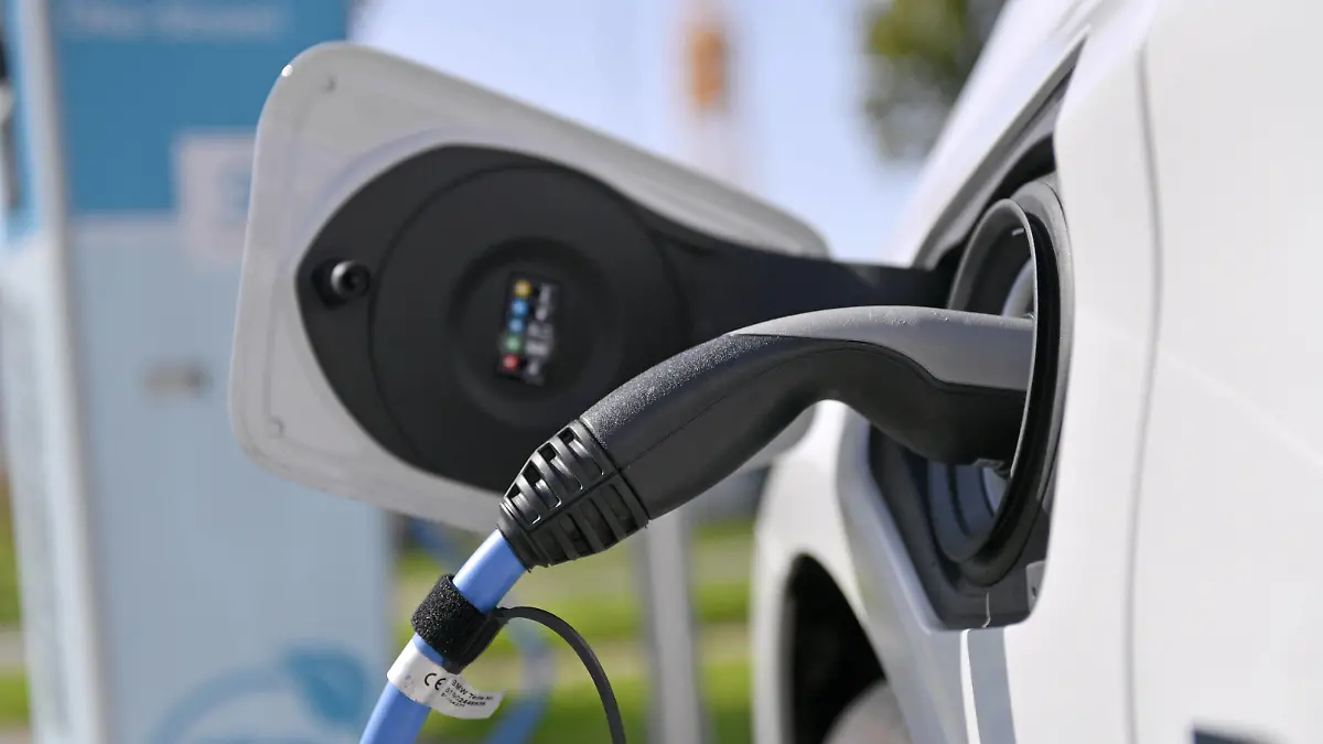  20.08.2017, BMW-Autohaus Unterberger in Lindau am Bodensee, BMW 2er Elektroauto, ein Plug-In Hybrid wird an der Ladestation geladen. 20.08.2017, BMW Autohaus Neuwagenverkauf 20.08.2017, BMW Autohaus Neuwagenverkauf