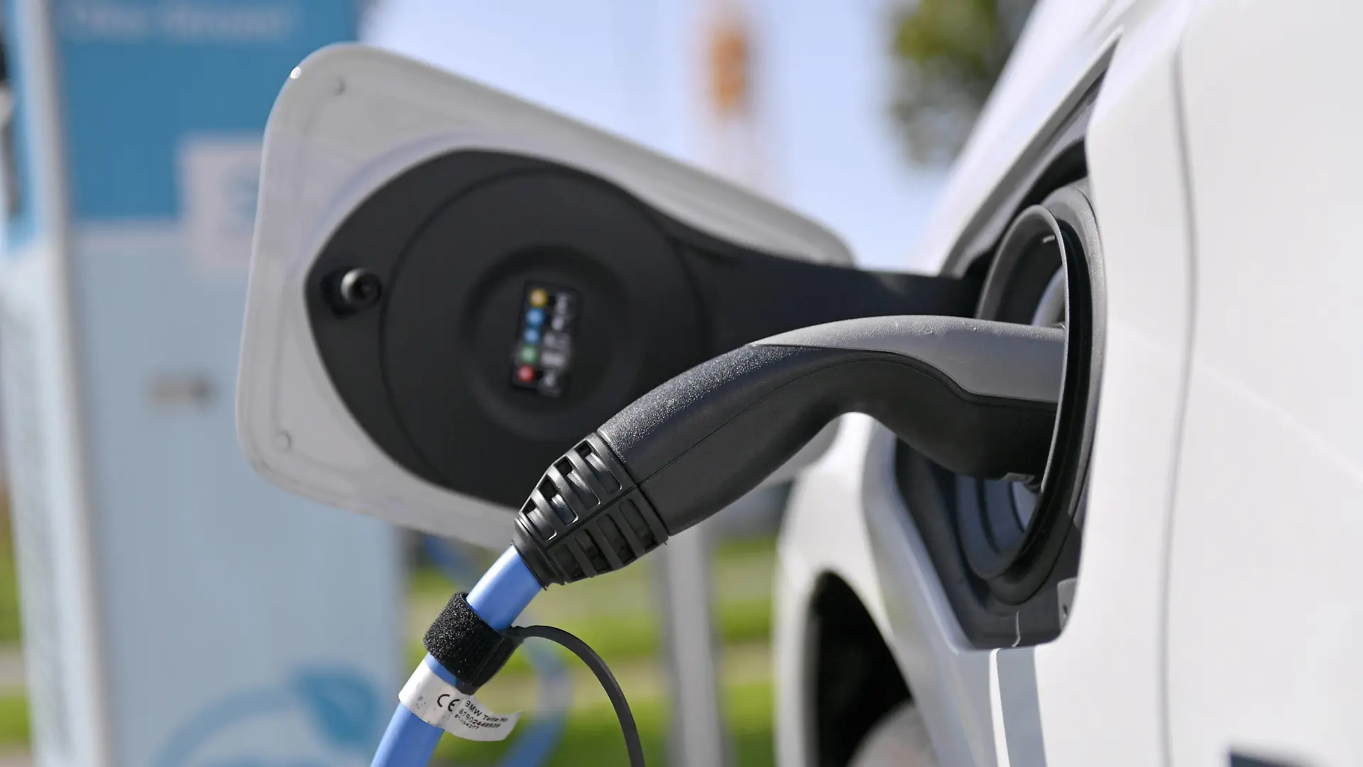 20.08.2017, BMW-Autohaus Unterberger in Lindau am Bodensee, BMW 2er Elektroauto, ein Plug-In Hybrid wird an der Ladestation geladen. 20.08.2017, BMW Autohaus Neuwagenverkauf 20.08.2017, BMW Autohaus Neuwagenverkauf