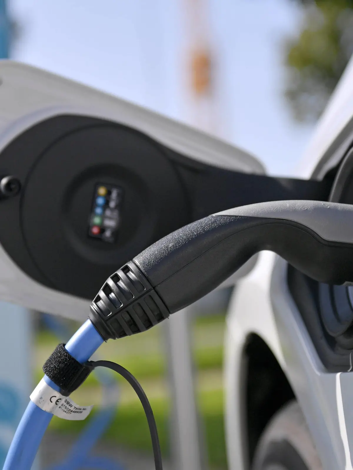  20.08.2017, BMW-Autohaus Unterberger in Lindau am Bodensee, BMW 2er Elektroauto, ein Plug-In Hybrid wird an der Ladestation geladen. 20.08.2017, BMW Autohaus Neuwagenverkauf 20.08.2017, BMW Autohaus Neuwagenverkauf