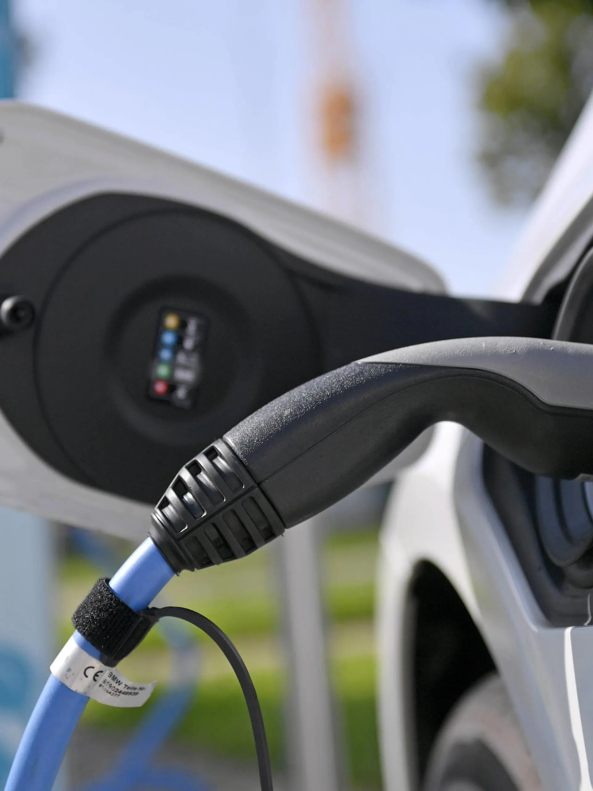  20.08.2017, BMW-Autohaus Unterberger in Lindau am Bodensee, BMW 2er Elektroauto, ein Plug-In Hybrid wird an der Ladestation geladen. 20.08.2017, BMW Autohaus Neuwagenverkauf 20.08.2017, BMW Autohaus Neuwagenverkauf
